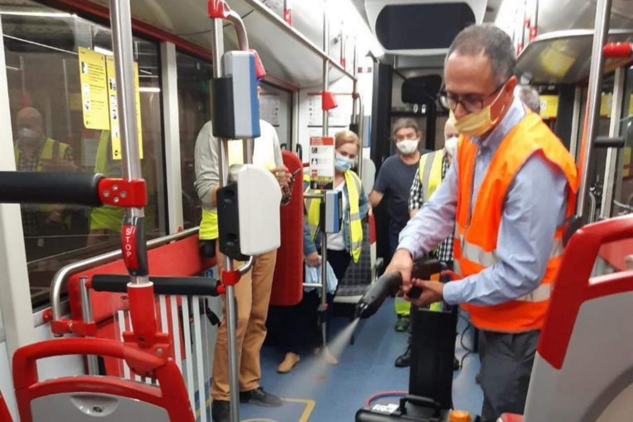 Desinfección de superficies mediante el uso de pulverizador electroestático