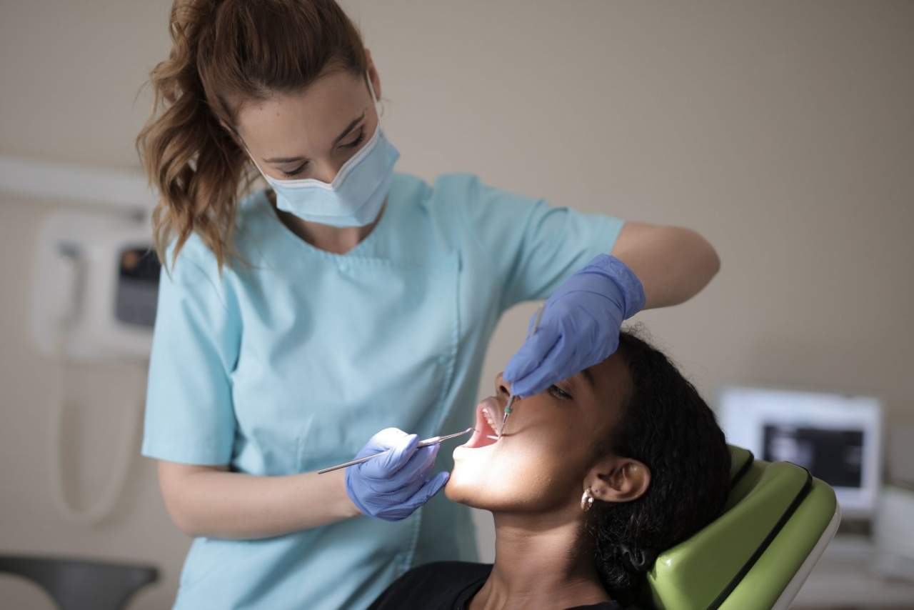 Clínica Dental Helident: Sonreír con confianza con dentistas Sevilla