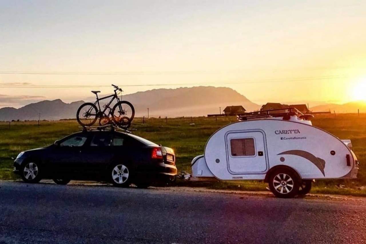 La comodidad de viajar con caravanas pequeñas: así son las mini caravanas por dentro