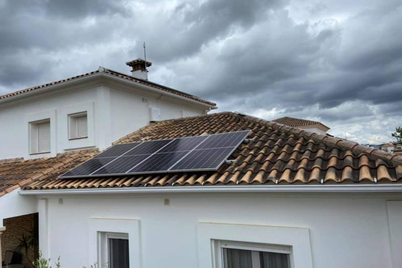 Instalación de placas fotovoltaicas y energía solar fotovoltaica con AGRUPACIONES & SOLUCIONES SOLARES
