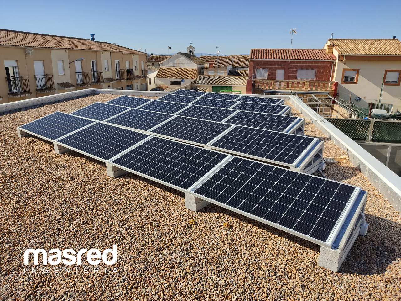 Así funcionan las empresas de ingenieros que gestionan la instalación aislada de la energía solar