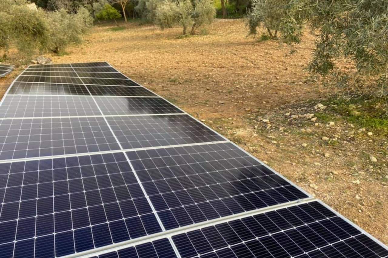 La empresa AGRUPACIONES & SOLUCIONES SOLARES es especialista en instalar placas fotovoltaicas en casa