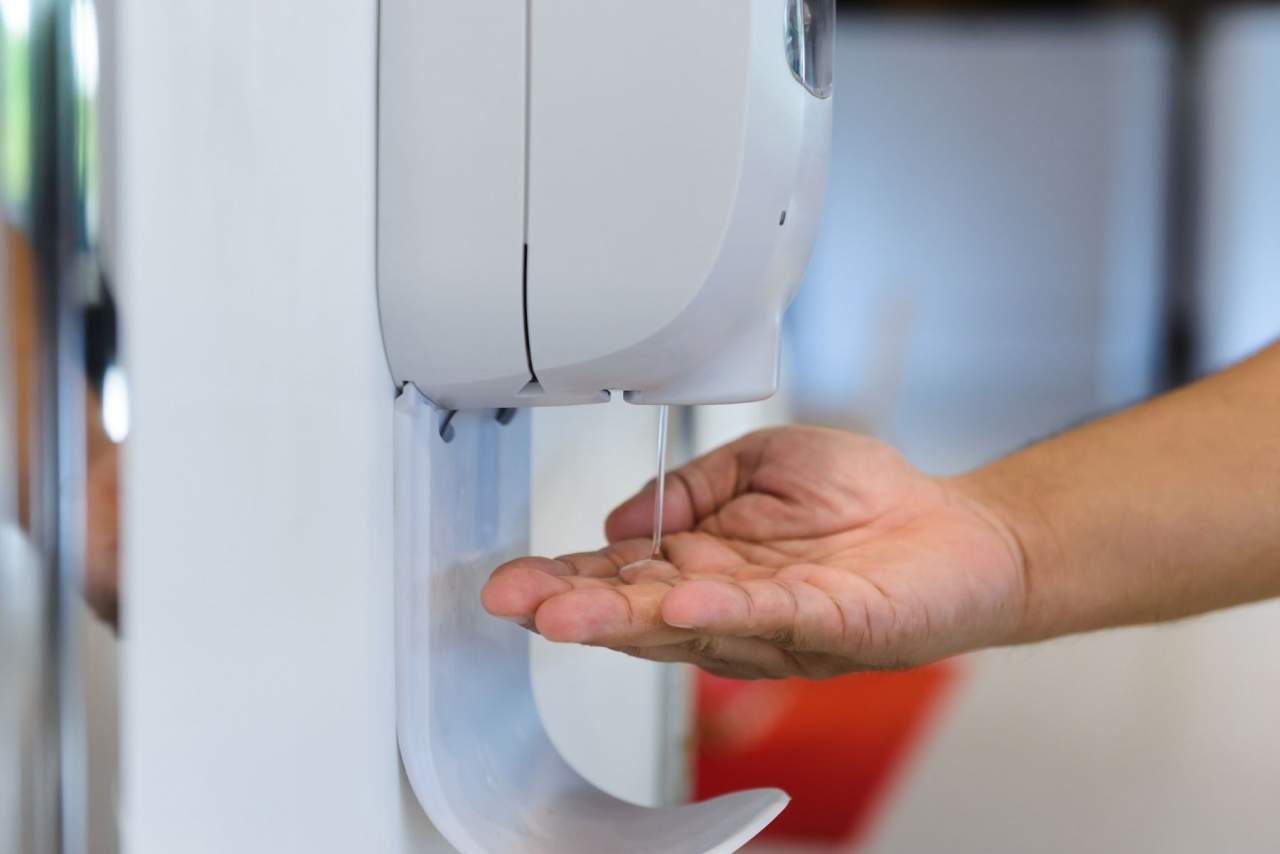 Dispensador de gel hidroalcohólico disponible en AlvaMarket