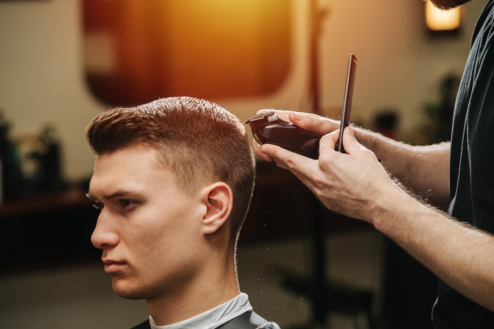 Corte de pelo para caballero en Madrid gratuito gracias a Formación de Peluquería de Caballeros