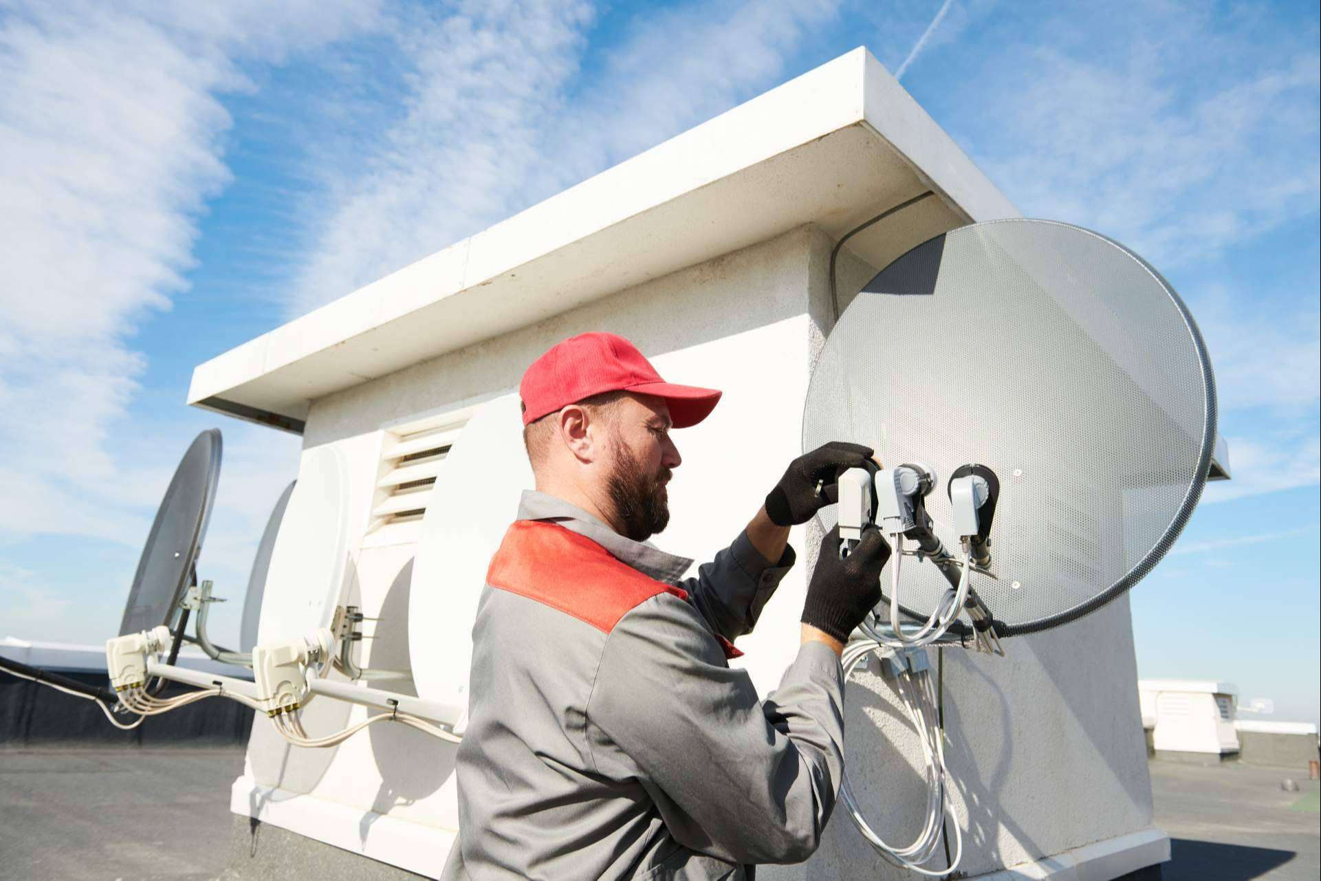 Antenistas Valencia: técnico de instalación de antena de TV