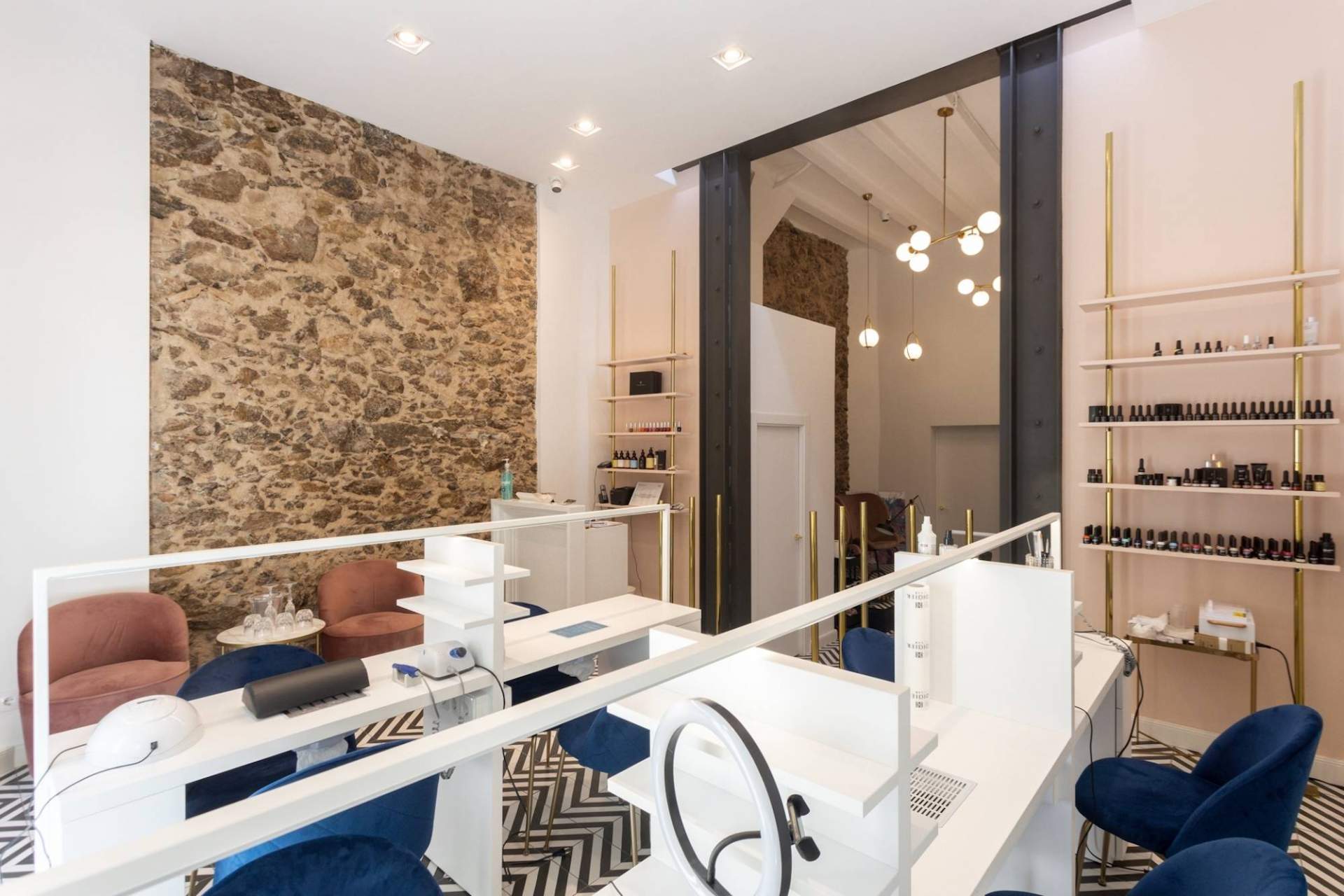 El salón Luxnail & Beauty ofrece entre sus servicios la manicura rusa, la última tendencia para lucir uñas perfectas