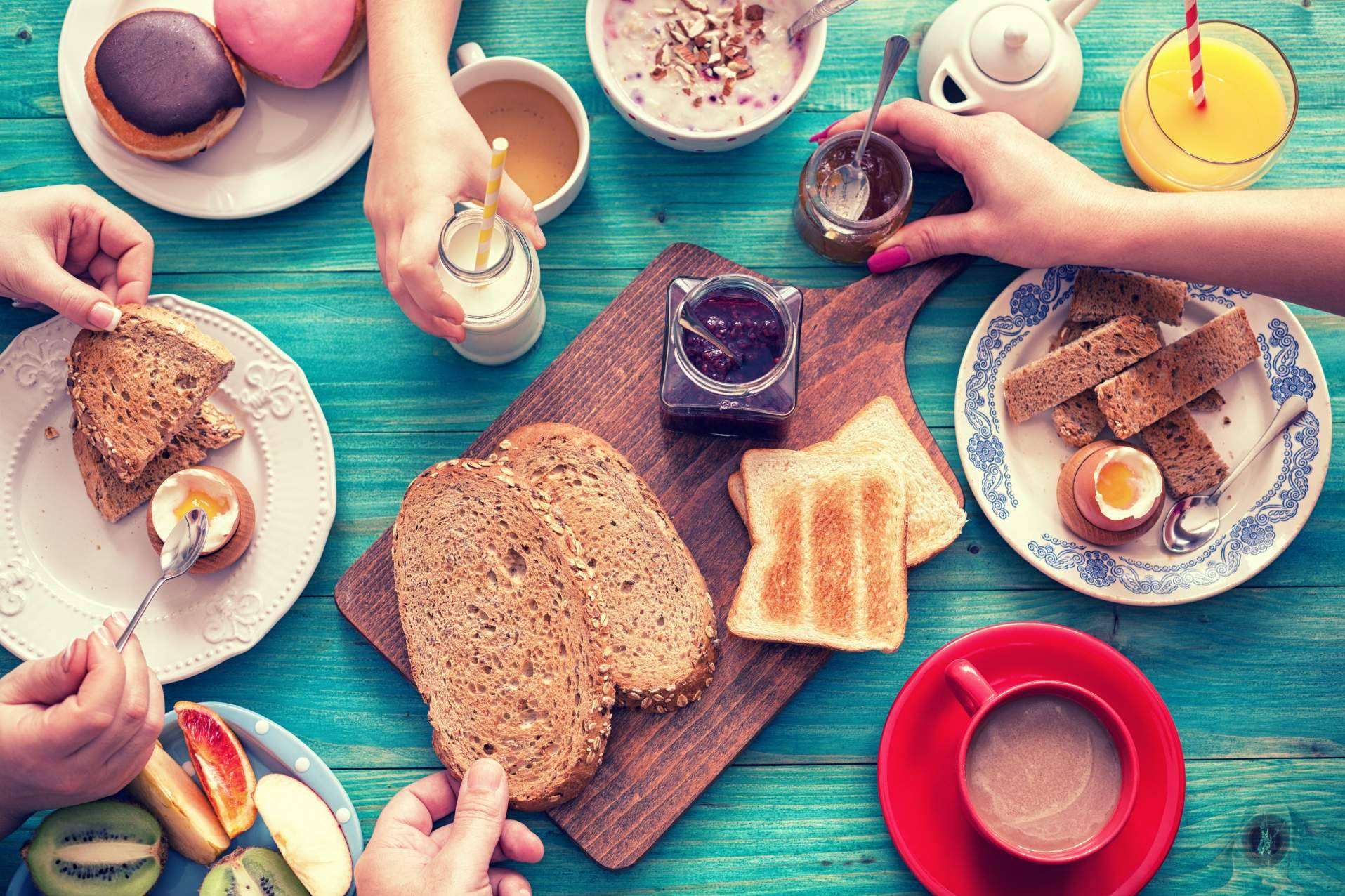 ¿Qué incluyen los desayunos y raciones de Cafetería Las Palmeras?
