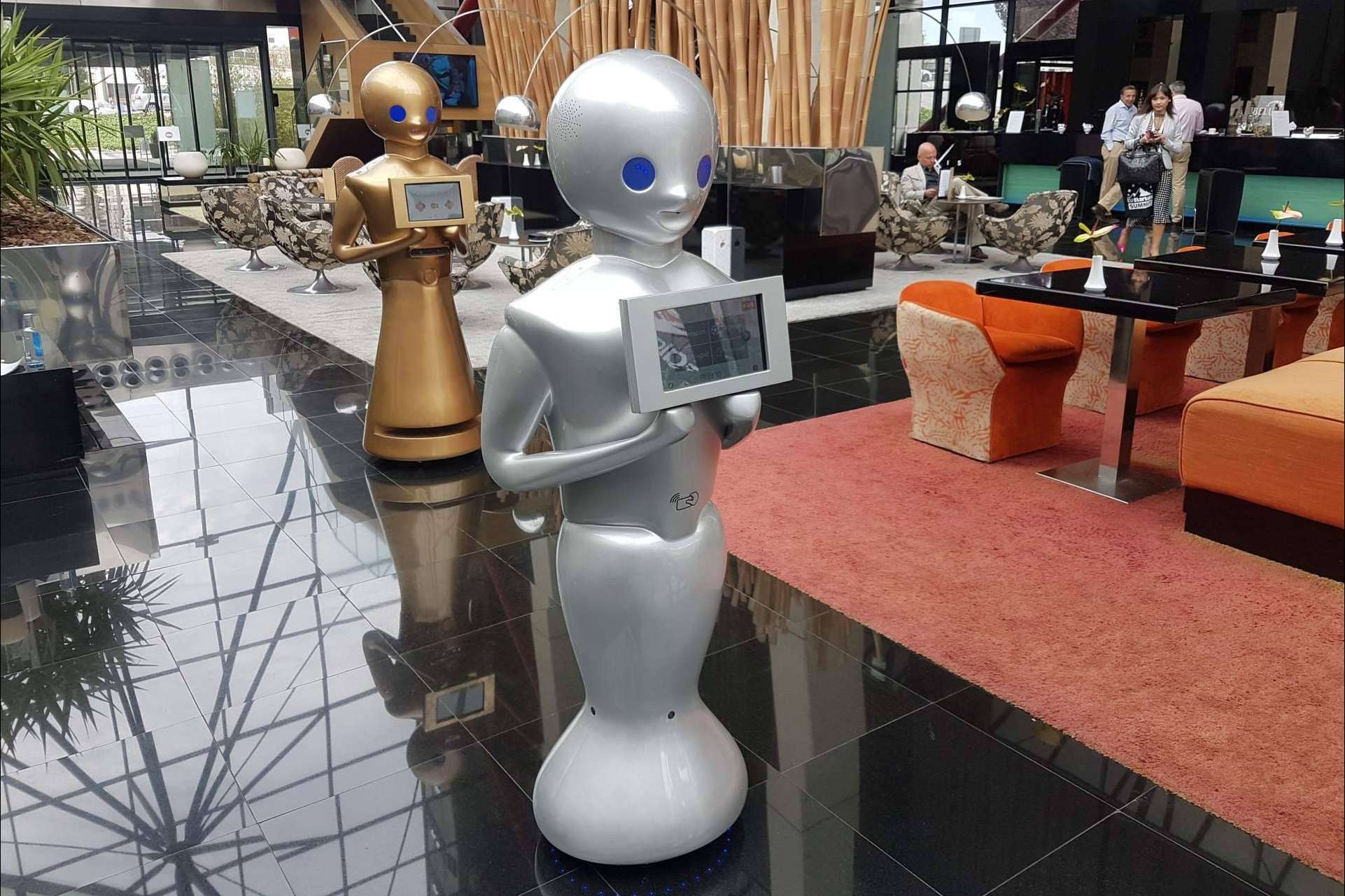 Futura Vive: la recepción de huéspedes en un hotel con el robot recepcionista
