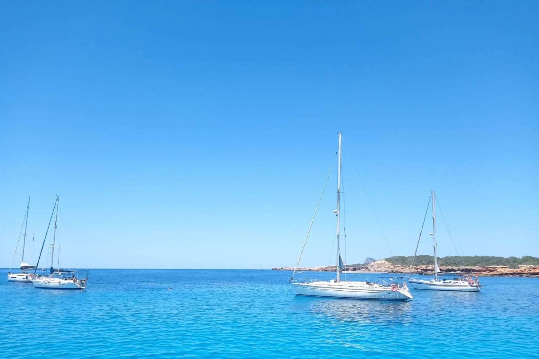 Navega y Comparte: ¿Cuándo elegir alquiler de barco entero y cuándo elegir alquiler por plazas?