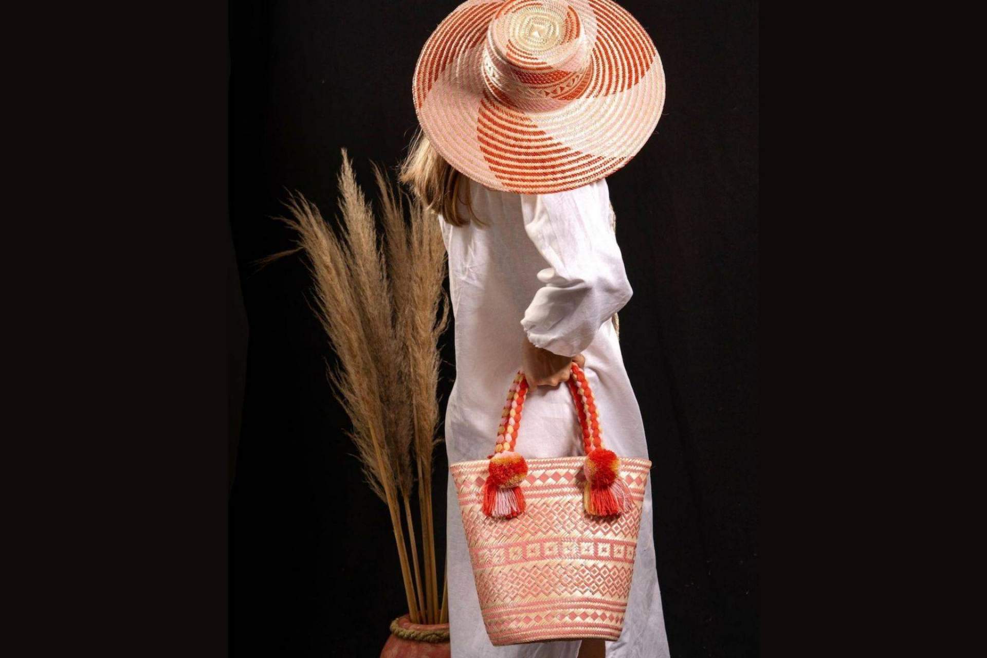 Design & Handmade pone a disposición de los clientes la originalidad de los bolsos Wayuu tejidos a mano