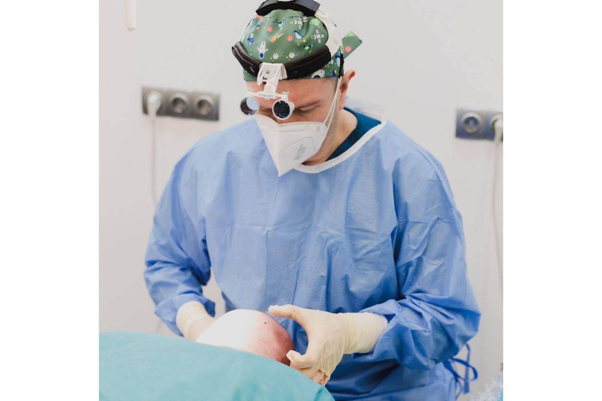 El Dr. Alejandro Henao Giraldo realiza microinjertos de barba y cejas en la Clínica Adcure