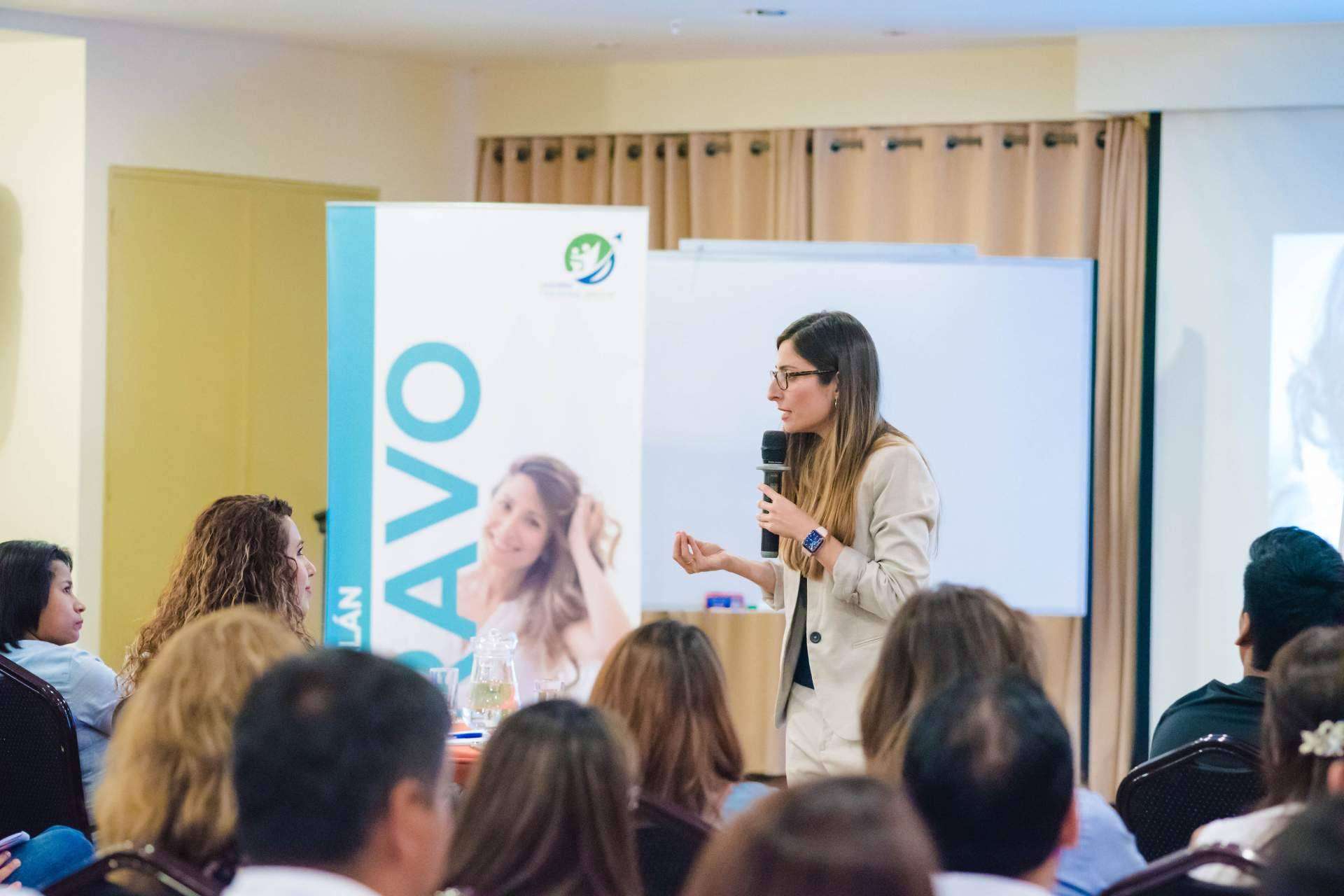 ¿Cómo hablar en público y tener éxito gracias a la experta en comunicación verbal y no verbal, Mónica Galán Bravo?