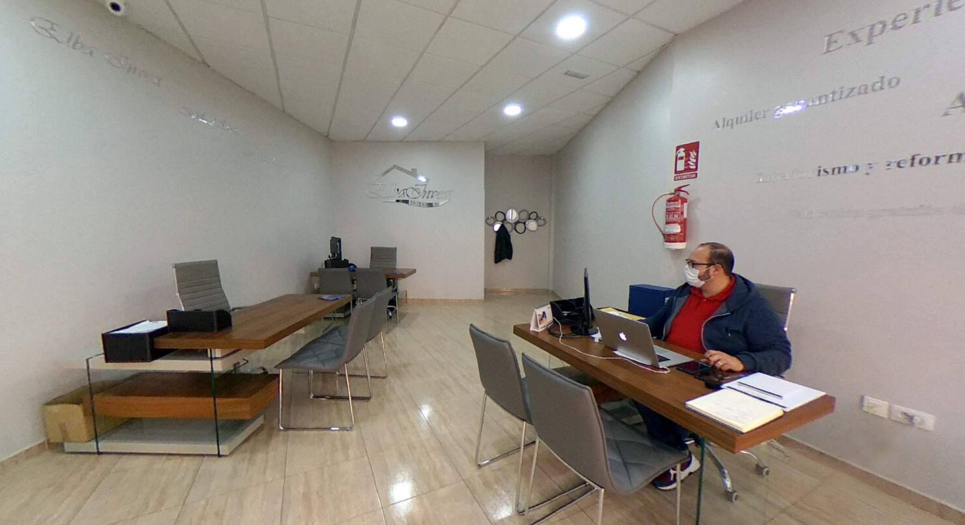 Los extranjeros no tendrán que buscar más 'help for foreigners' a la hora de hacer trámites españoles gracias a los servicios de la empresa Elba Trad