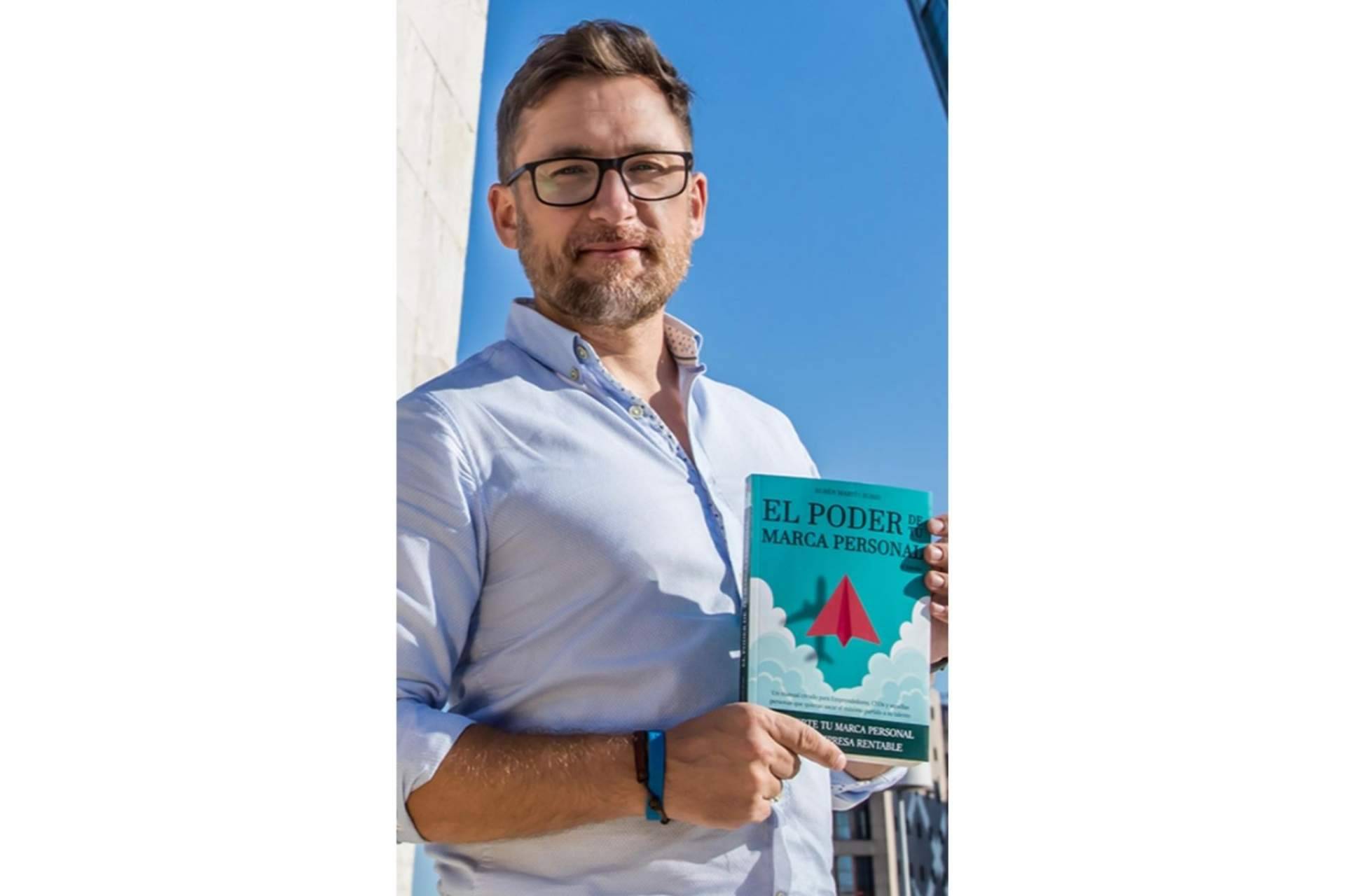 Rubén Martín, con más de 17 años de experiencia en el mundo del desarrollo de marca personal y del emprendimiento, es autor del libro El Poder de tu Marca Personal