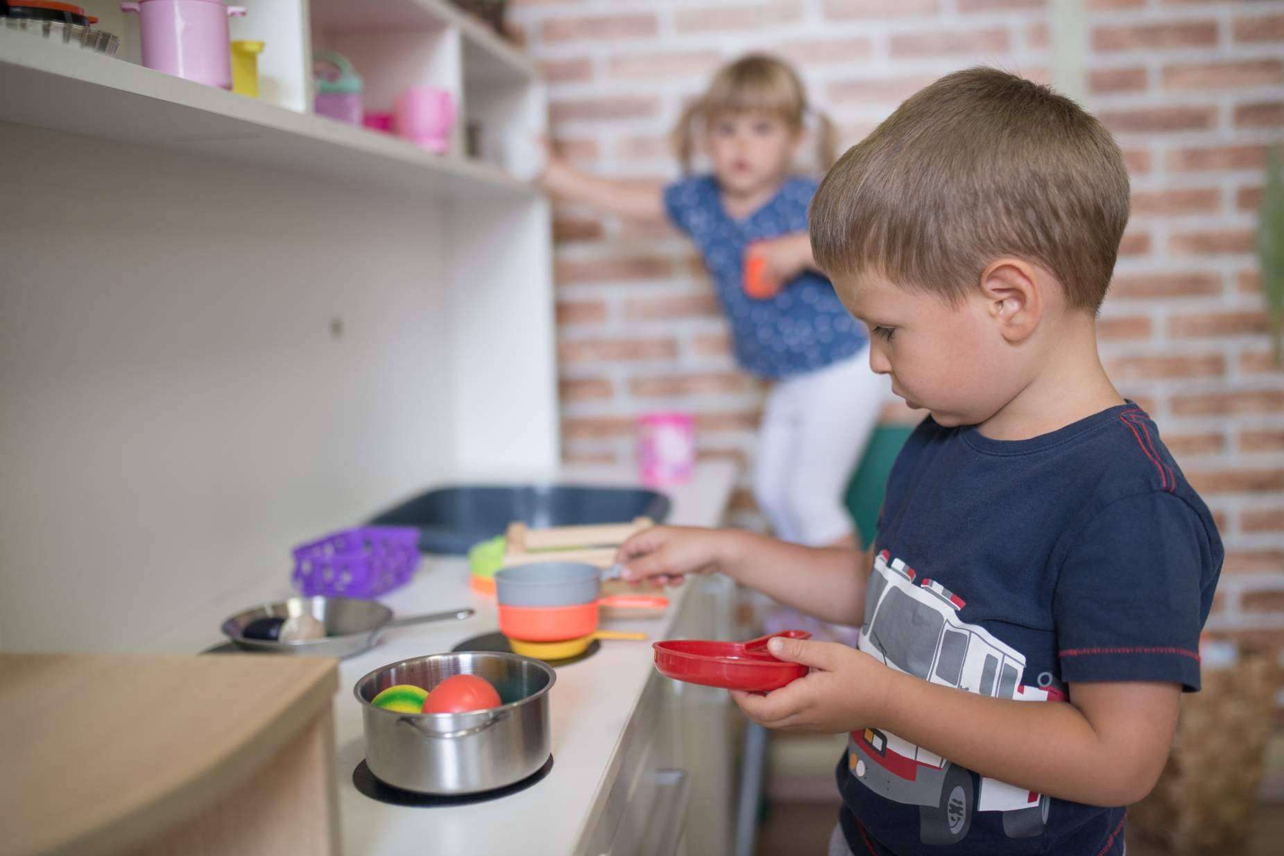 Jugar para crecer: juguetes de madera de exterior seguros para niños felices de Rosa Roca