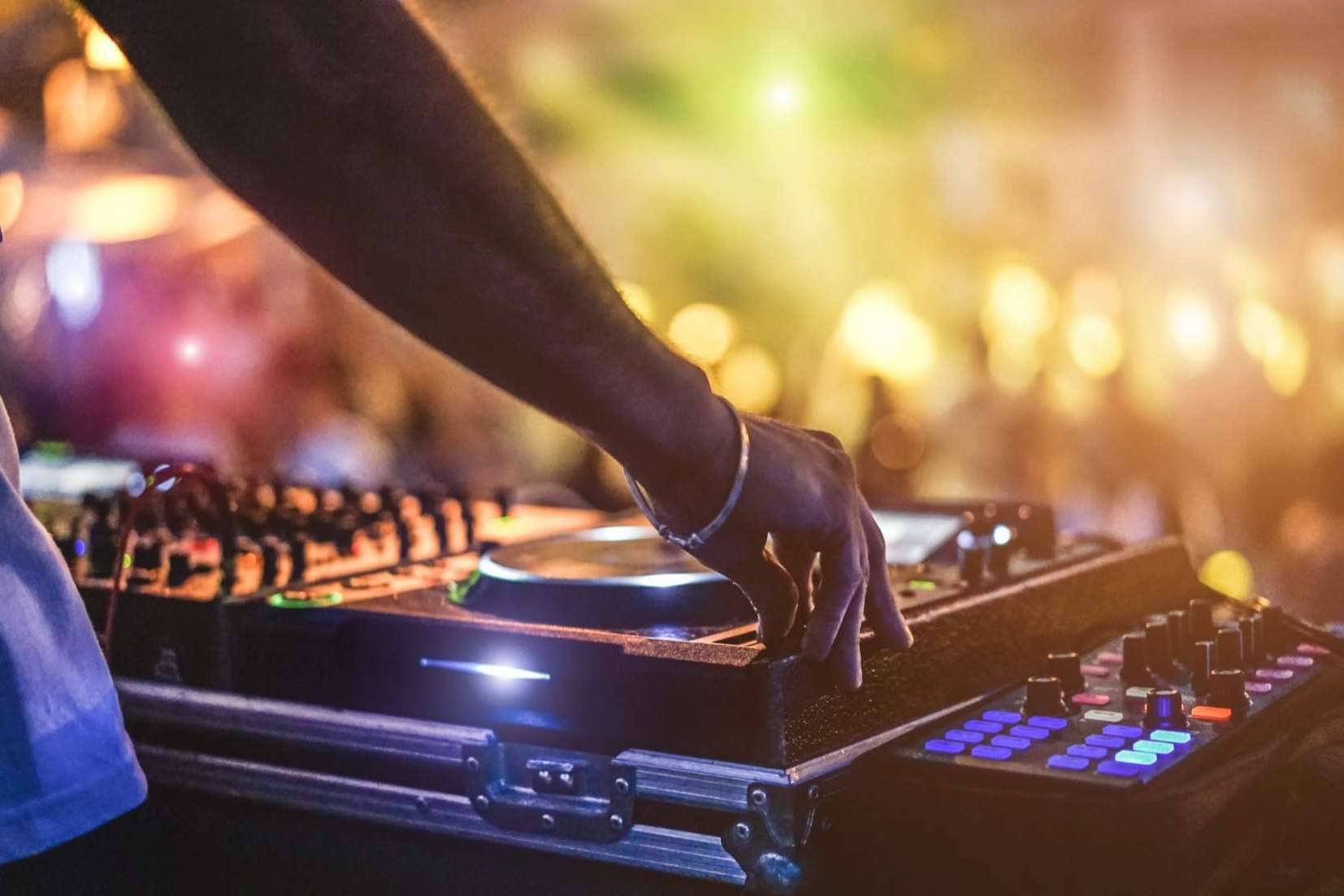 Los servicios en DJ y música para eventos y fiestas privadas de Iñaki Musik