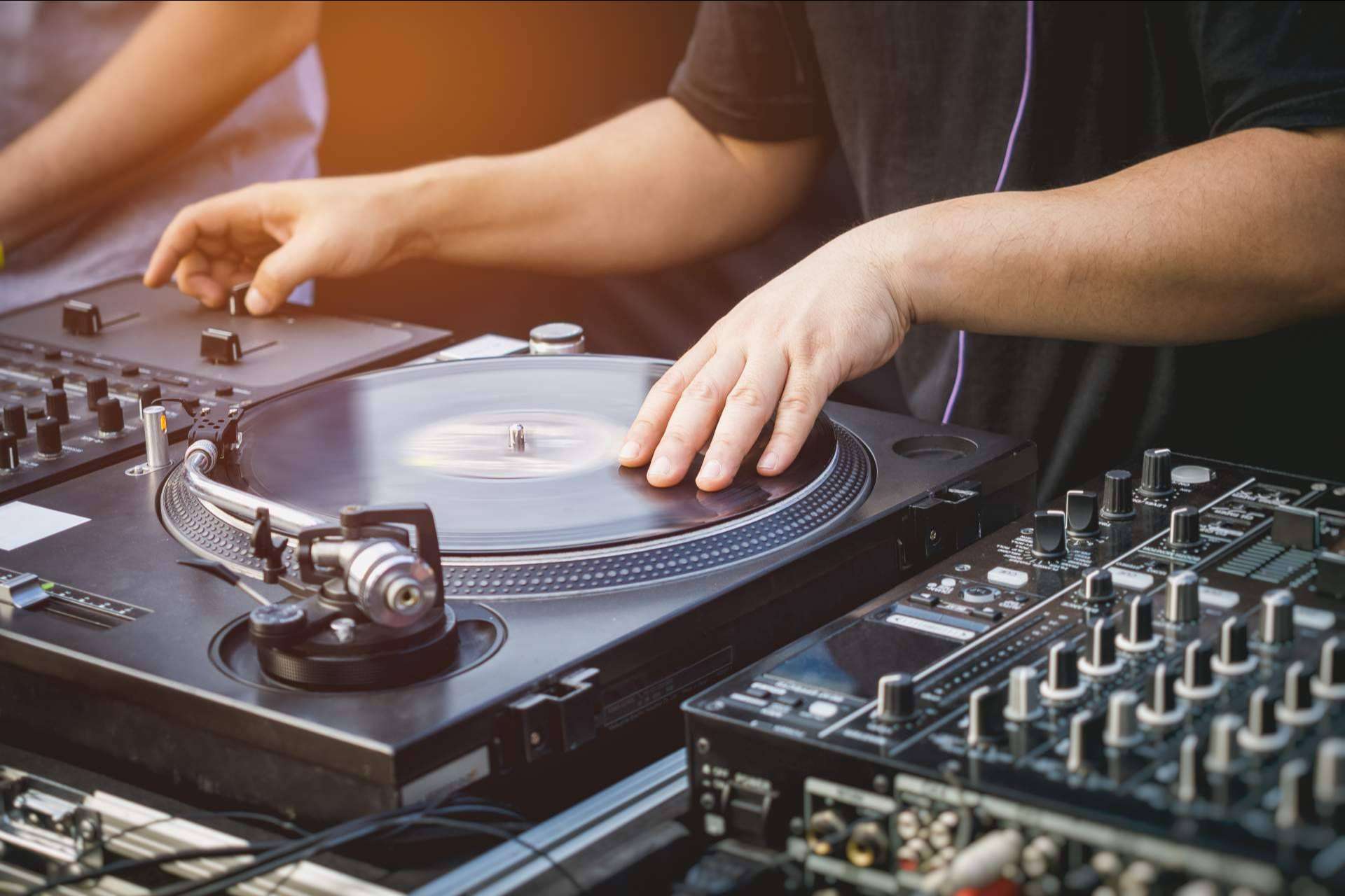 Escoger las canciones perfectas para una fiesta con el DJ del momento: Iñaki Musik