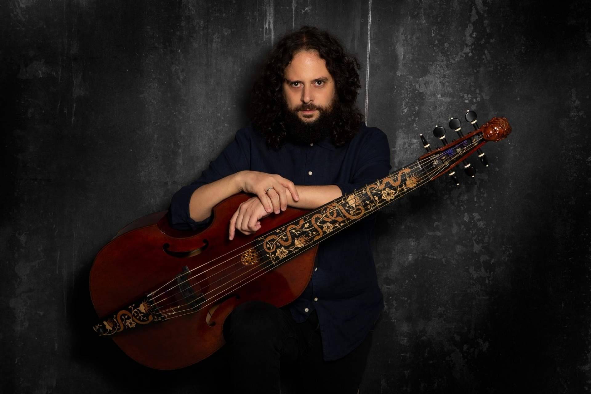 Fahmi Alqhai, el virtuoso violagambista reconocido como uno de los mejores intérpretes de viola da gamba del mundo