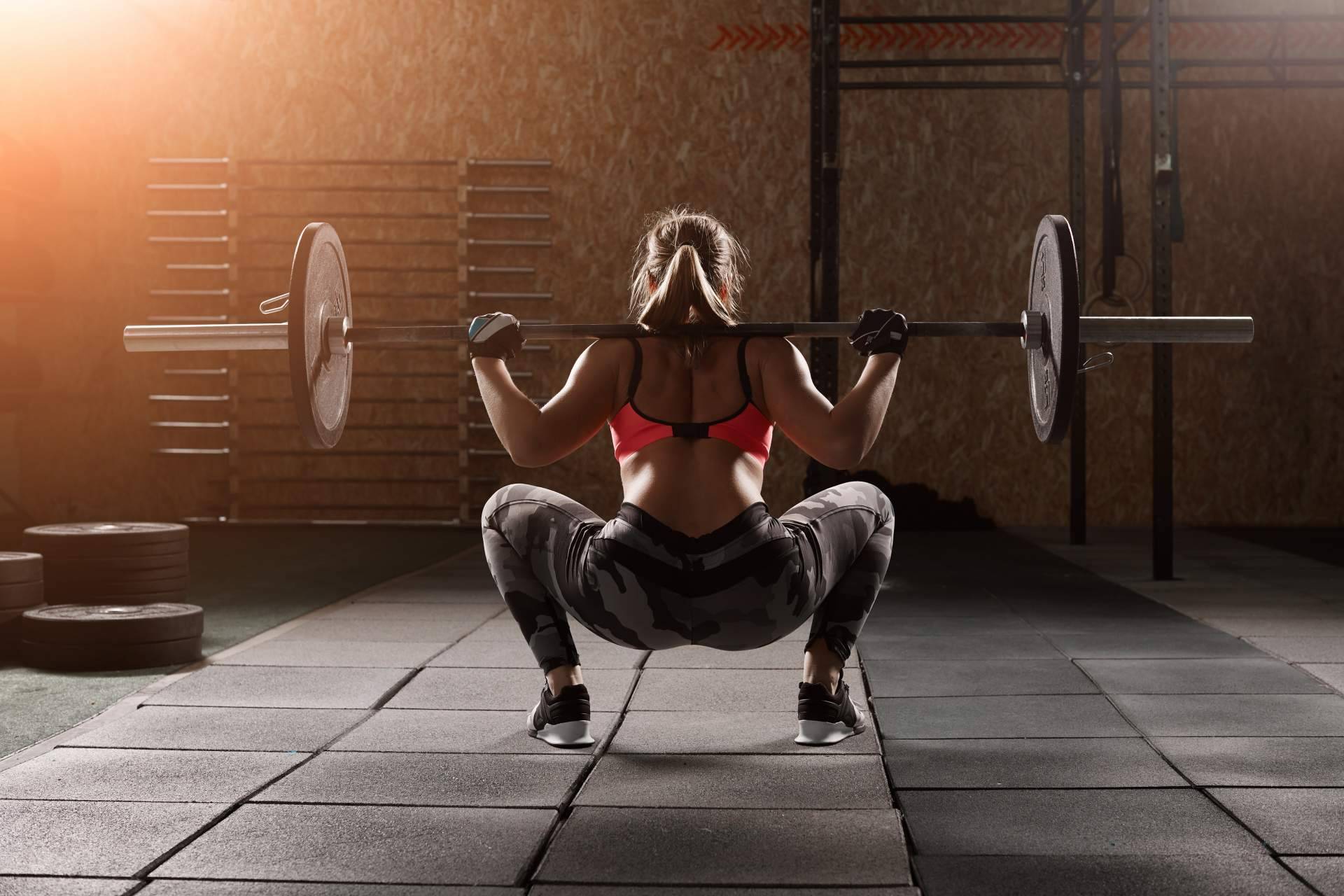 ¿Cuáles son los beneficios del entrenamiento de pesas en la mujer? PmteamWomanFit