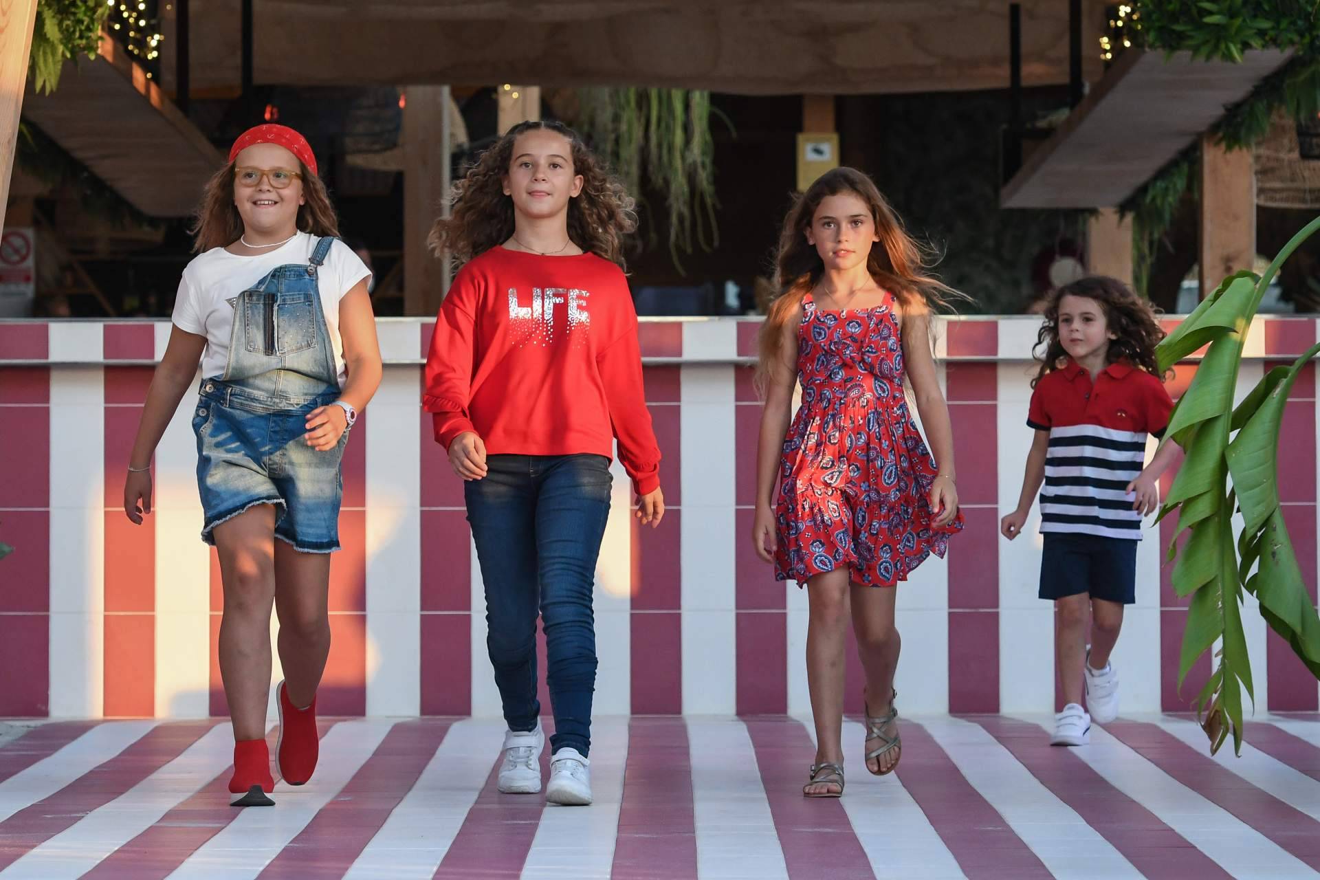 Medio centenar de niños y niñas desfilan con la colección otoño-invierno en el Bam-bu-ku