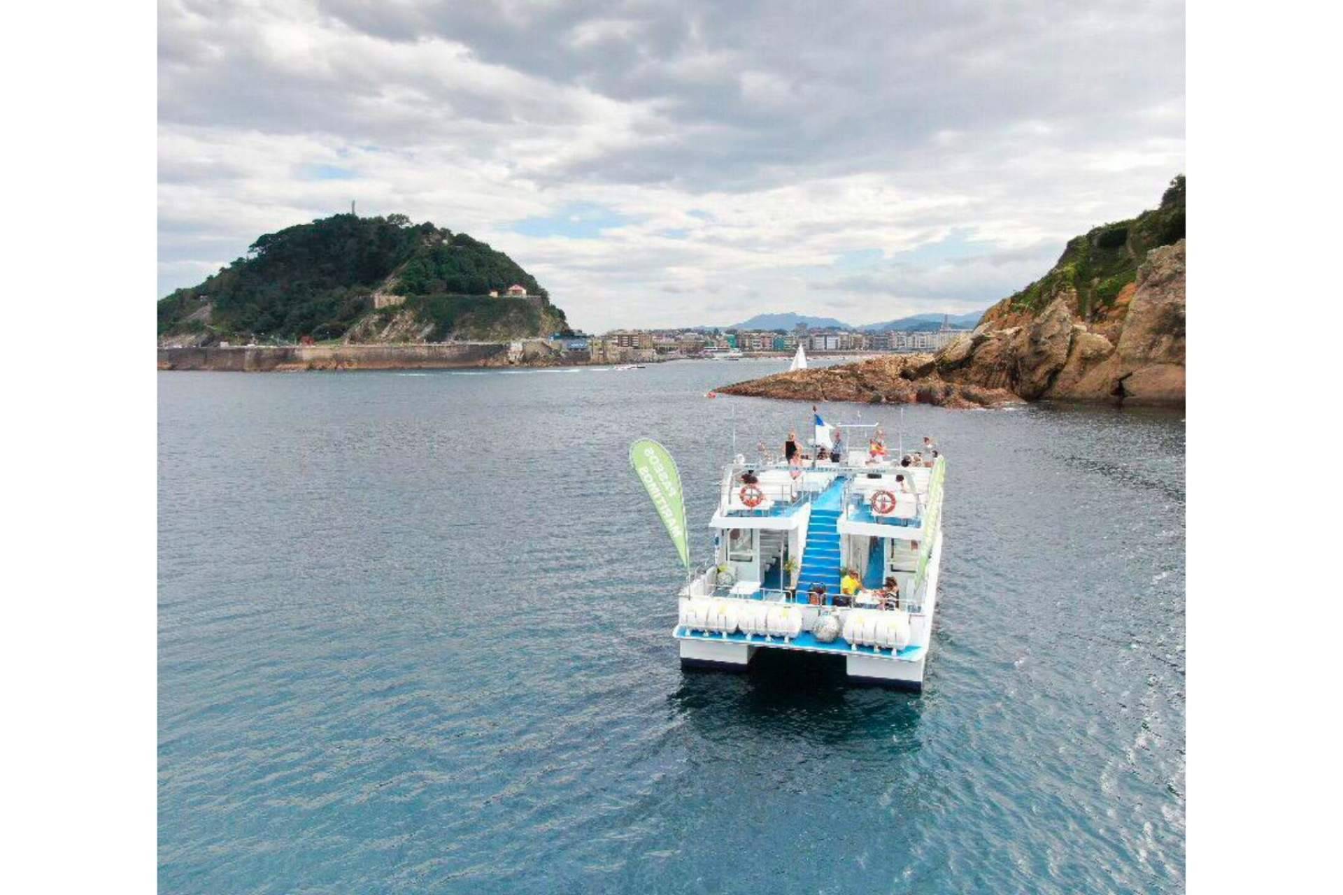 El catamarán Ciudad San Sebastián permite disfrutar de un paseo turístico por la costa y la bahía de San Sebastián