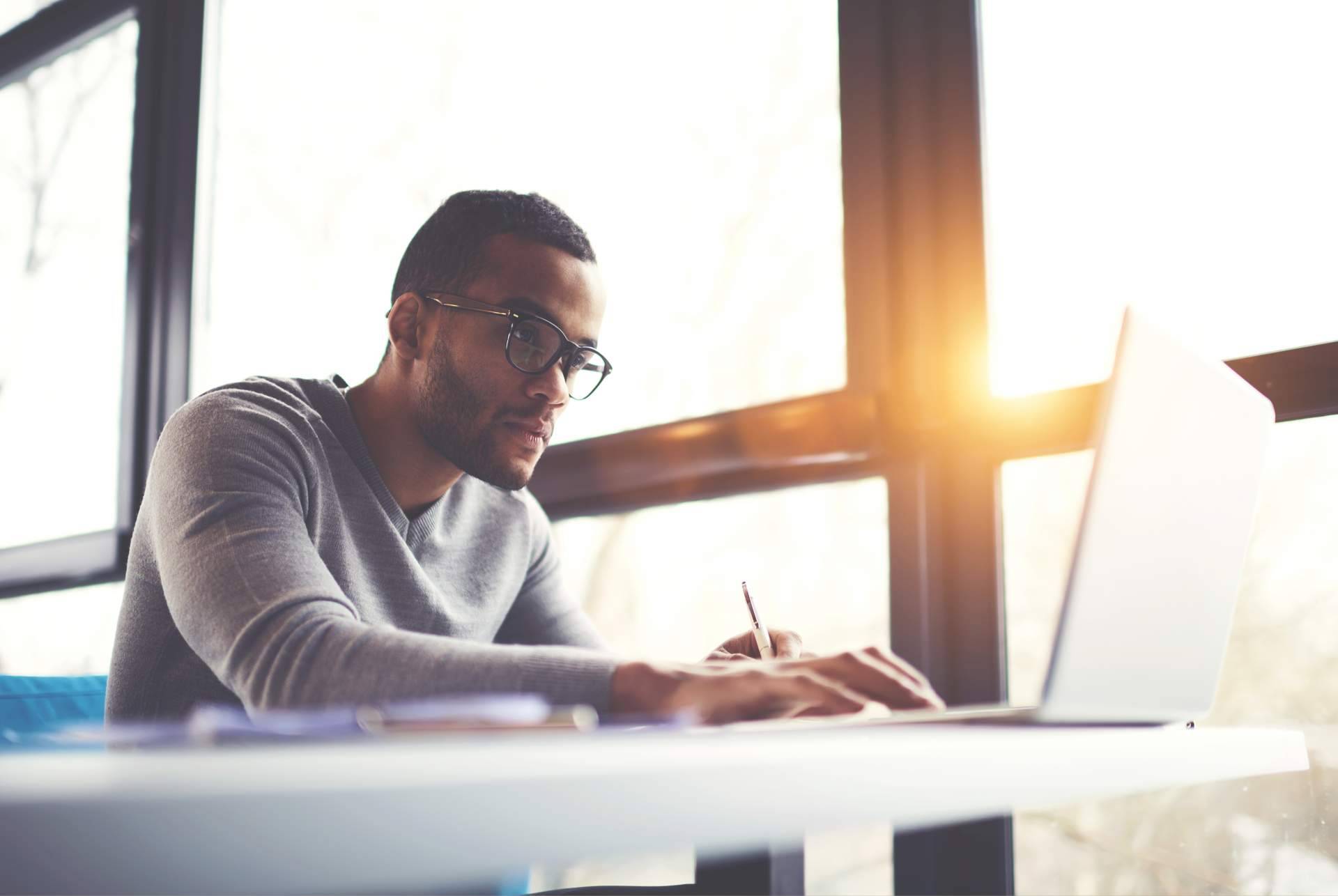 La opción gratuita y en español del Turnitin: el software antiplagio de Ayuda Universitaria