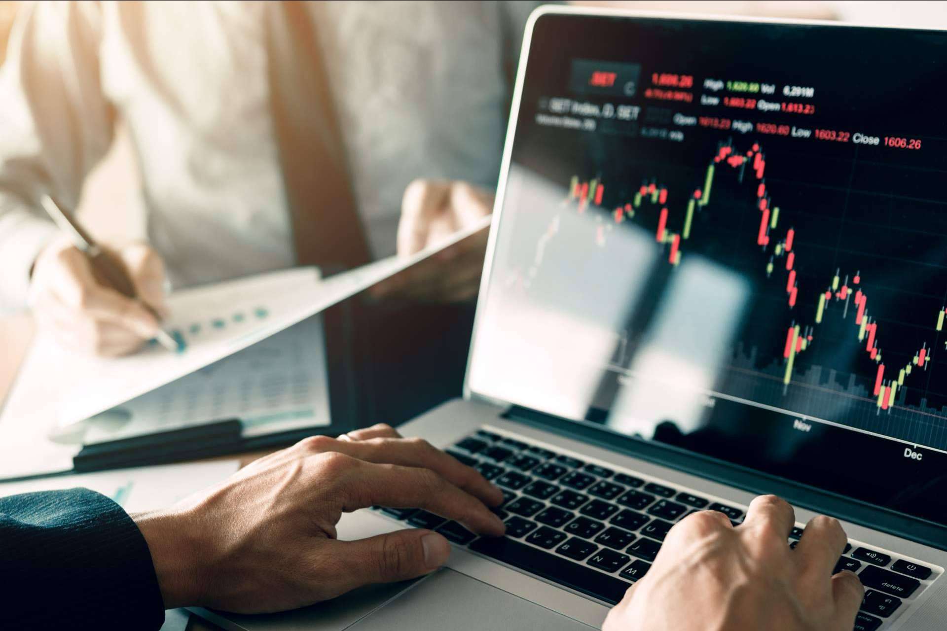 Las ventajas de complementar la formación con plataformas de trading, por Área de Inversión