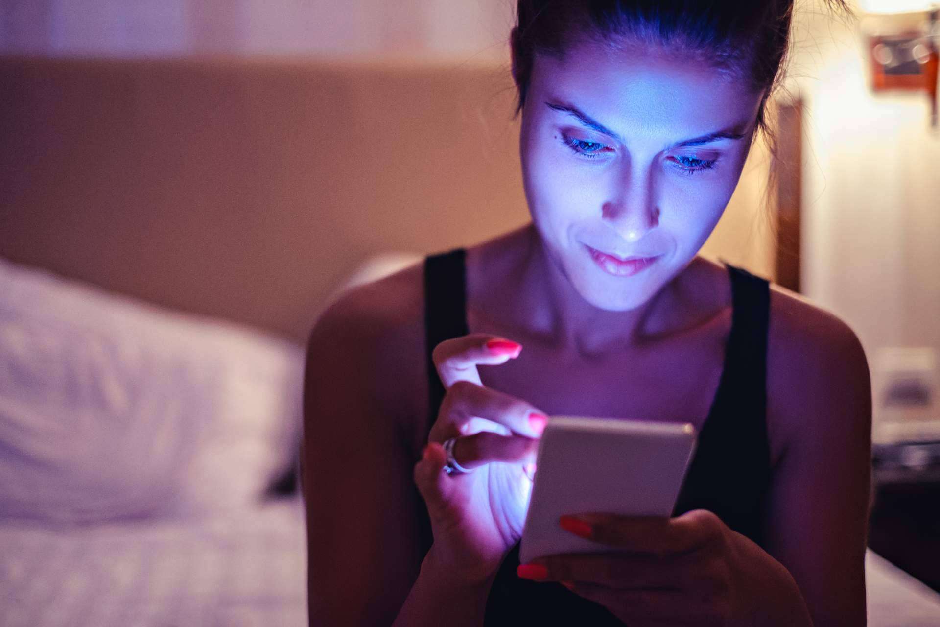 El impacto de la luz azul de las pantallas en la vista, por Castor Sunglasses