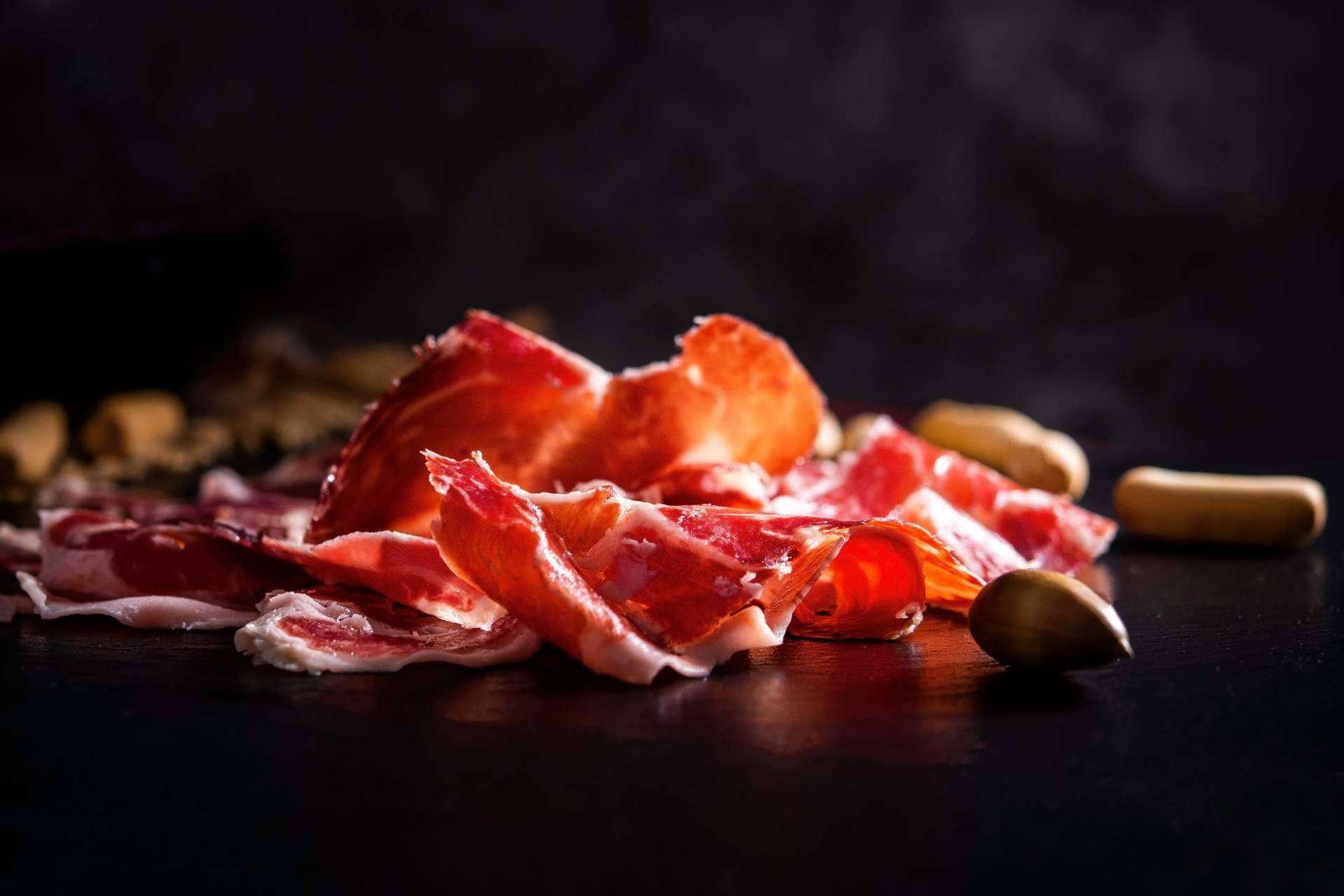 El jamón de bellota 100% ibérico de Mundo Ibéricos a Domicilio supone una fuente de beneficios para el cuerpo