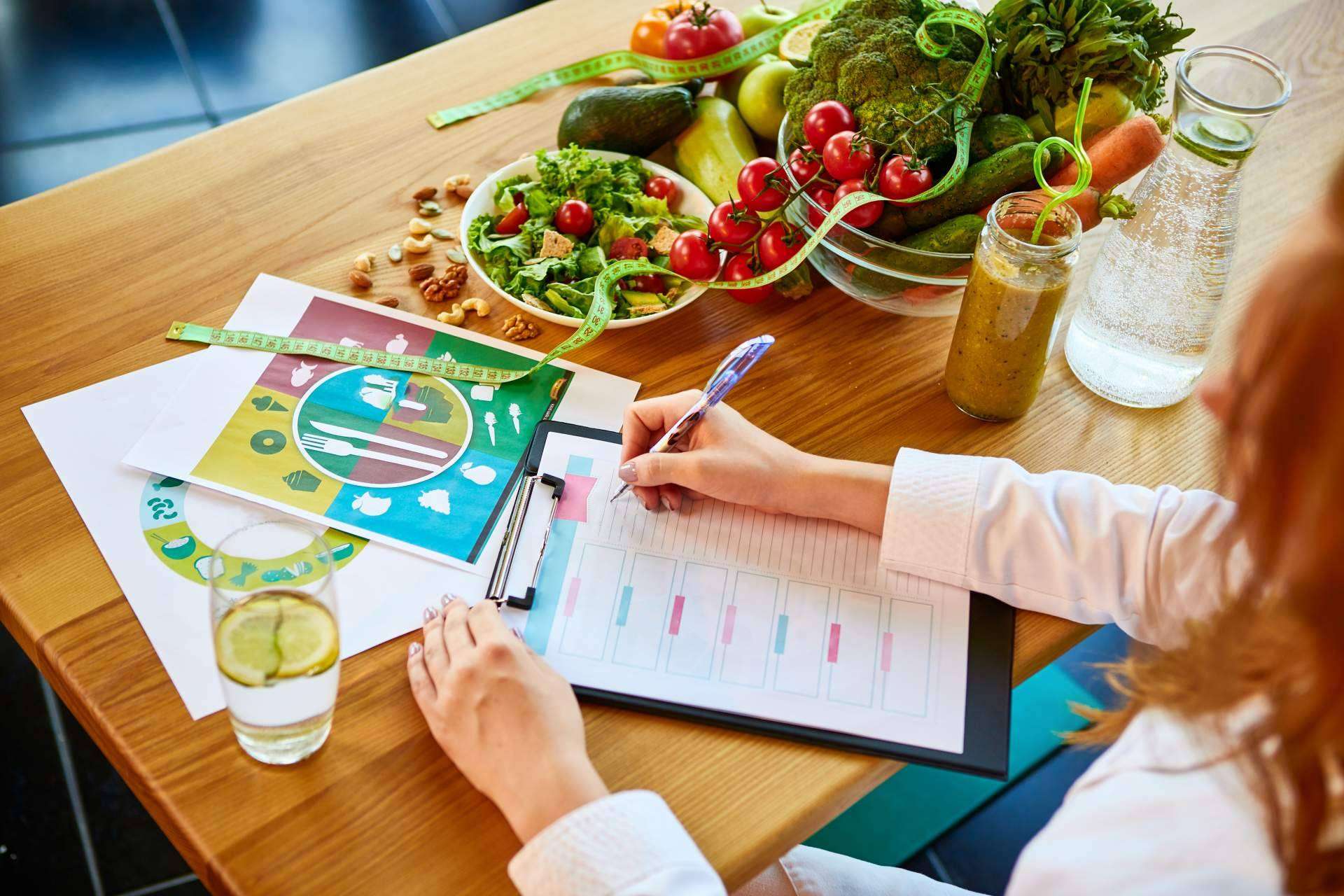 Tu Dietista expone las ventajas de confiar en dietistas y nutricionistas para dietas sin complementos ni fármacos