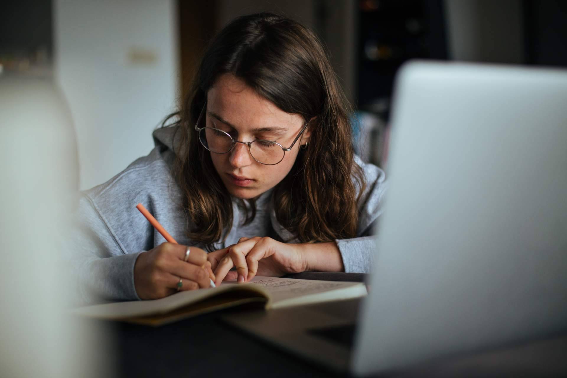 Cursos superiores privados de manera online con la escuela de negocios Mediterránea Business School