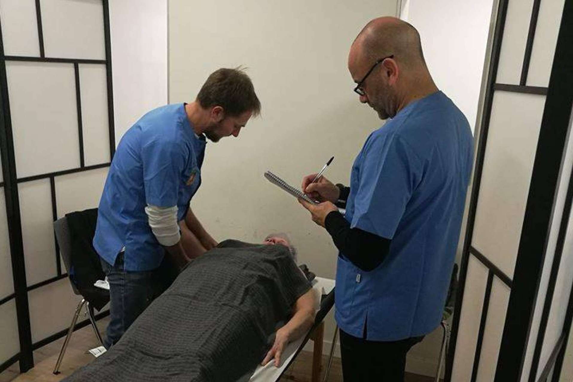 Tratar los dolores cervicales mediante la osteopatía, por Instituto Internacional de Osteopatía Avanzada