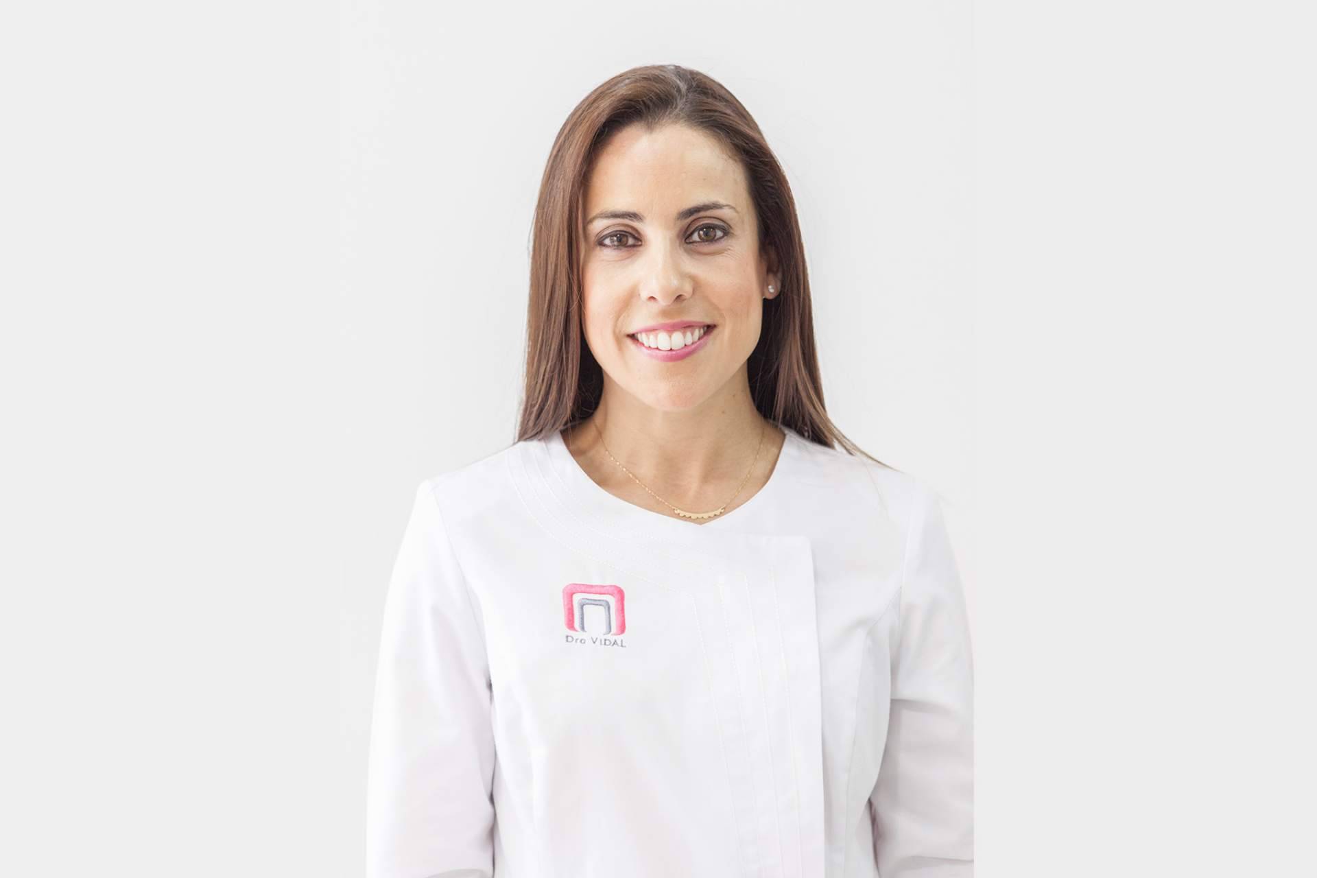 Ya está disponible Mímame la boca para el cuidado de la salud bucodental desde los 0 a los 18 años, el libro de la especialista en estética dental Paula Vidal