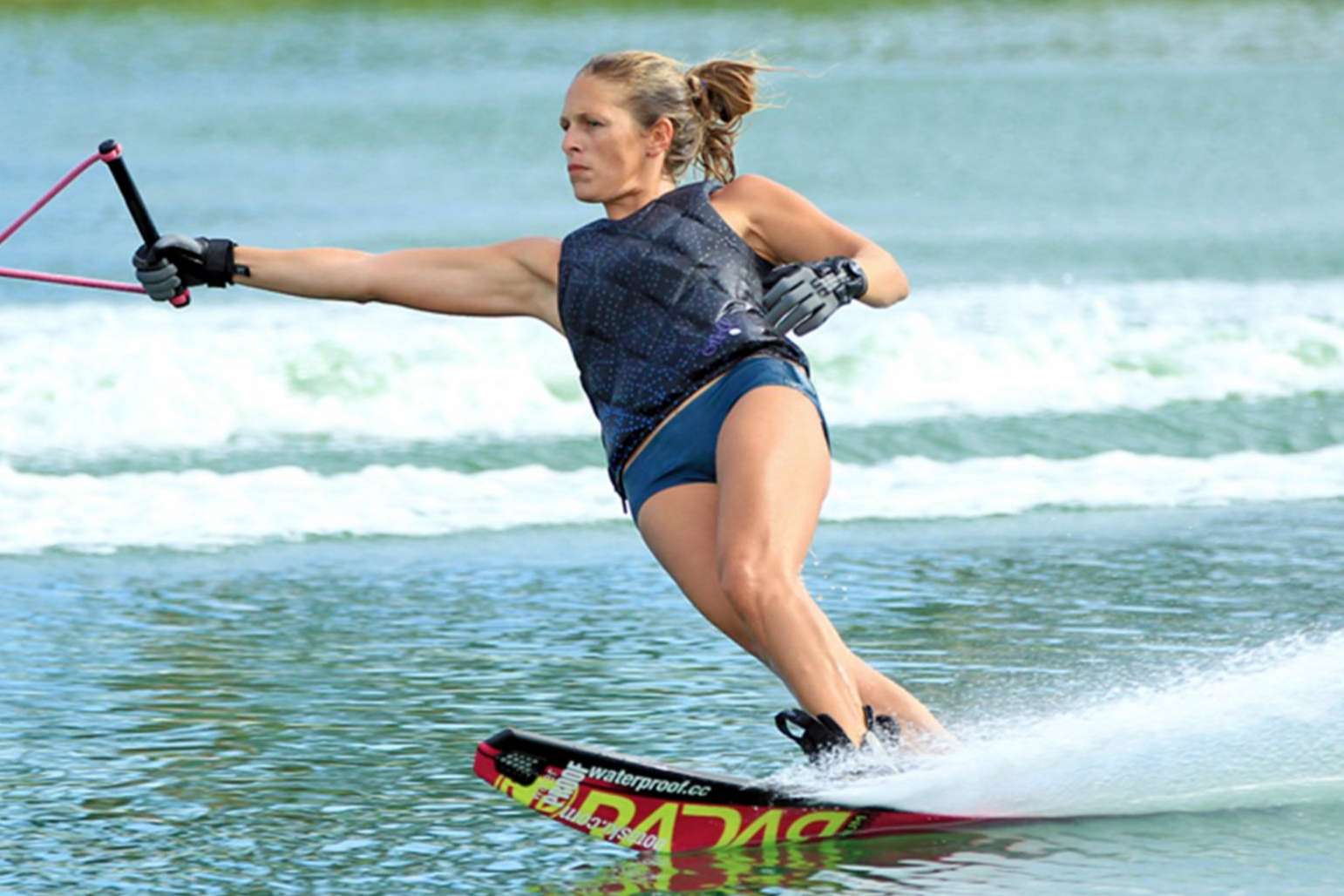 La campeona y subcampeona del Campeonato de España de Esquí Náutico son las esquiadoras de Botaski Sandra Botas y Nadine Botas