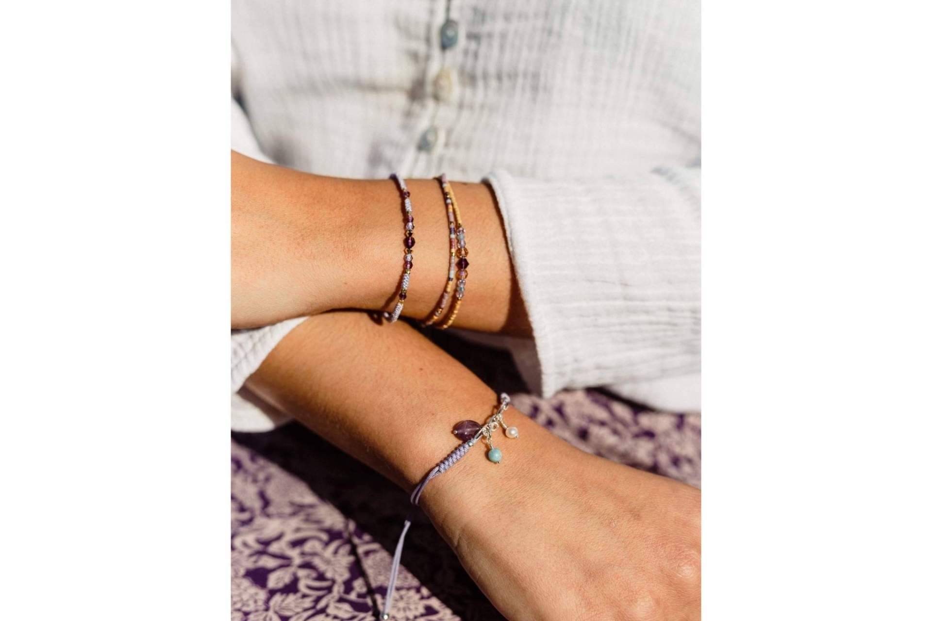 Alessandra Boho ofrece pulseras para hombres y mujeres hechas a mano
