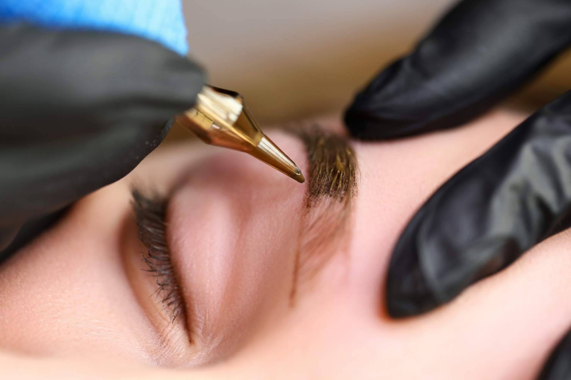 Clínicas Dr. Pelo realiza el diseño de cejas 3D mediante la técnica del microblanding