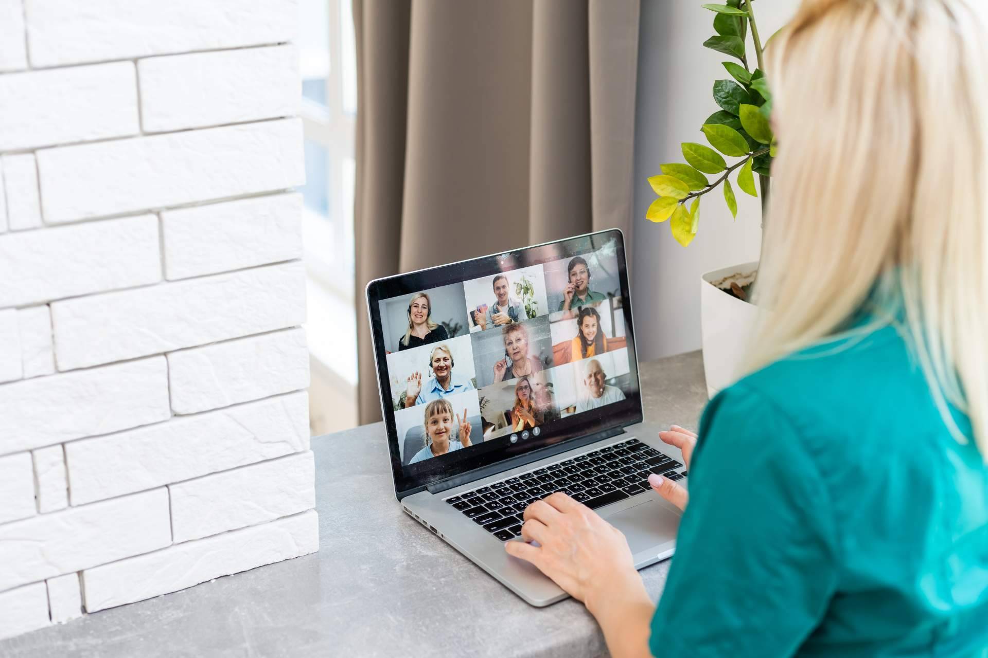 Communitas explica si es mejor una junta de vecinos online o presencial