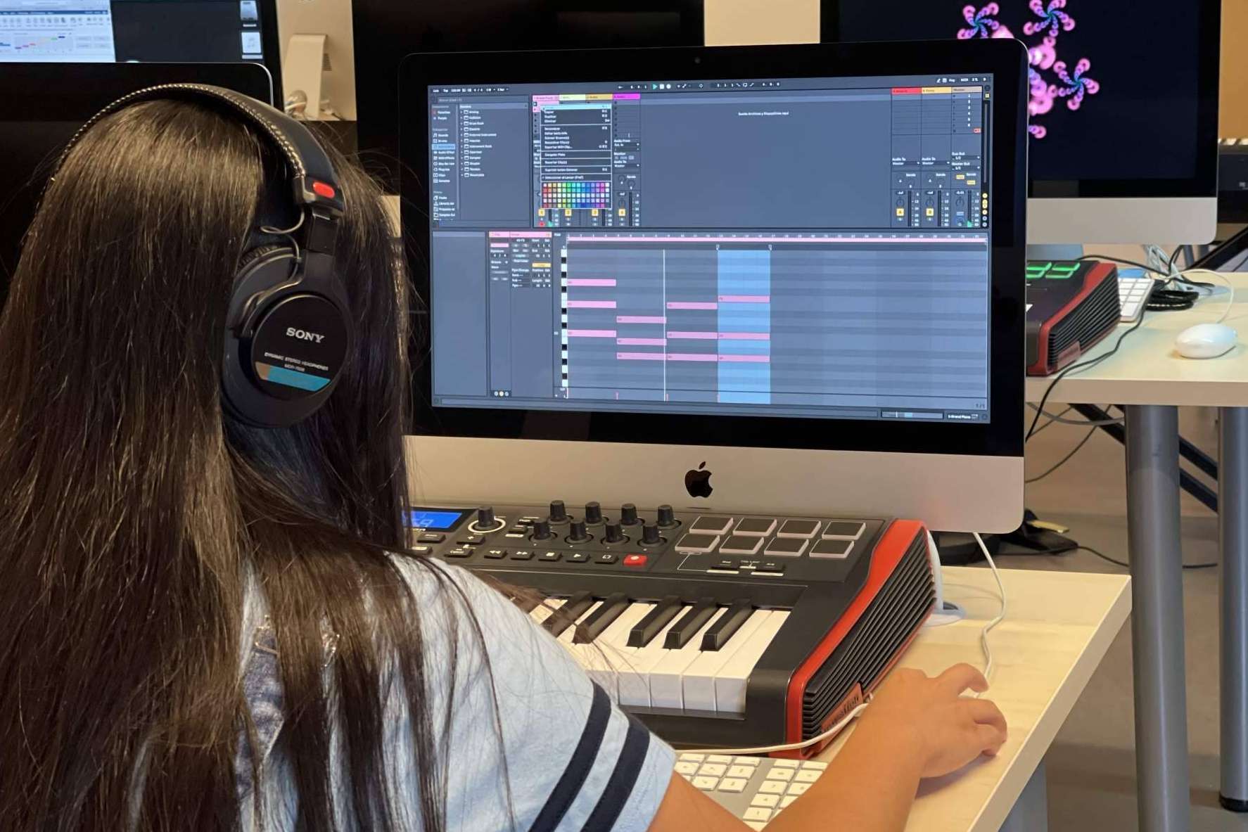 Una de las escuelas de producción musical que se adapta a las nuevas necesidades del sector es EUMES