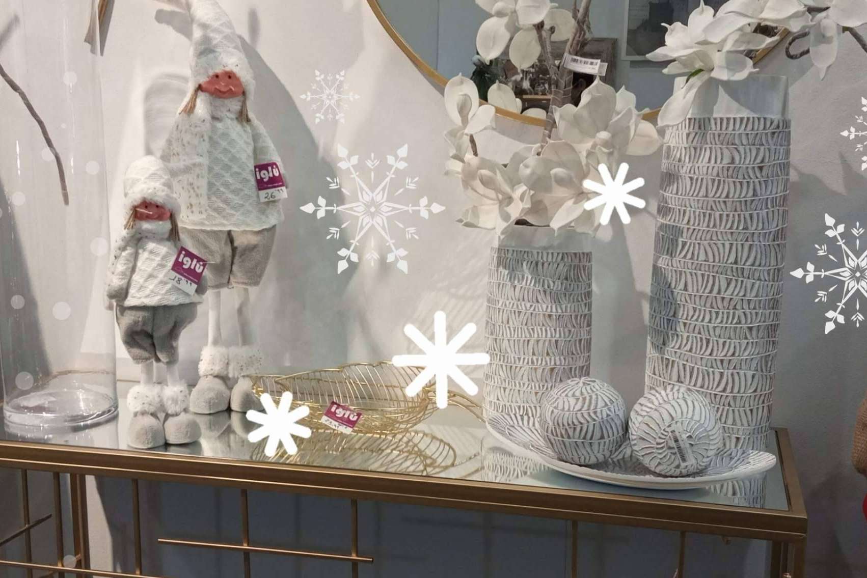 Los elementos de decoración Navidad rosa y plata que ofrece Iglú Tiendas durante el Black Friday