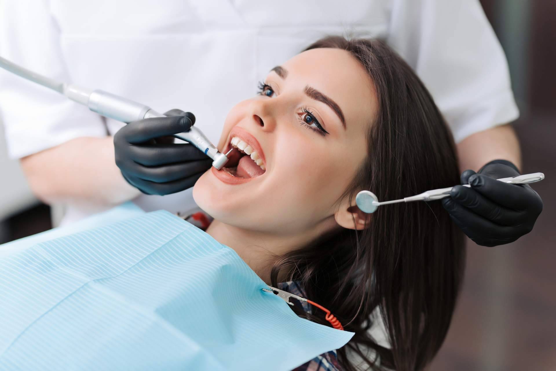 La importancia de las limpiezas dentales profesionales, por Helident Clínica Dental