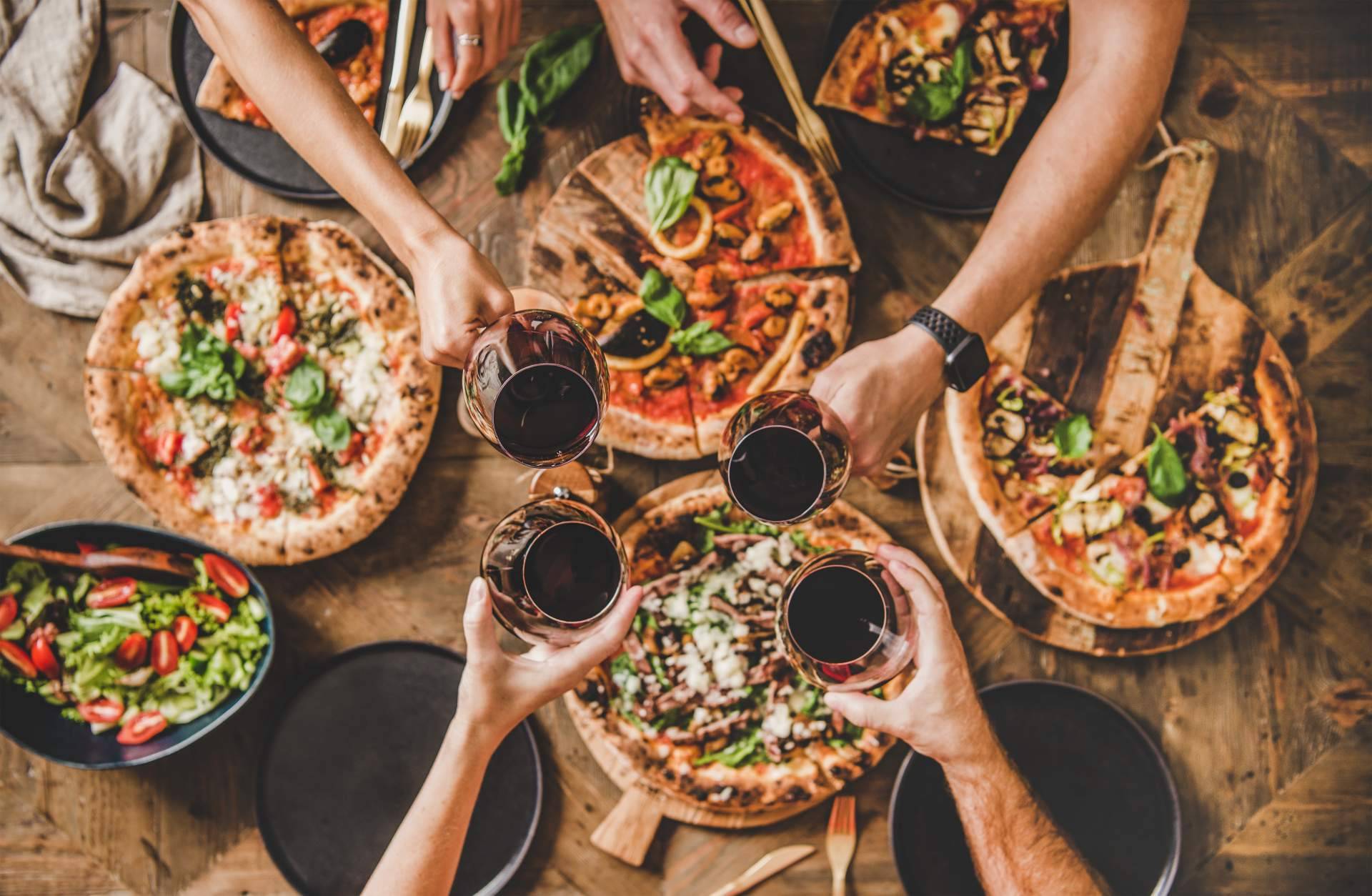 ¿Dónde encontrar pizzas de sabor único y tradicional?, por Mozzarella & Basilico