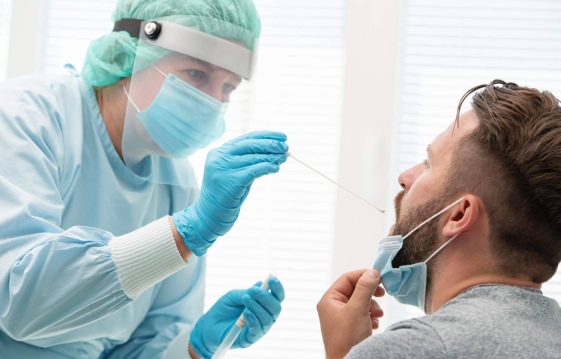 ¿Por qué es importante realizarse un test COVID a pesar de tener la pauta de vacunación completa, según Centro Médico Bravo