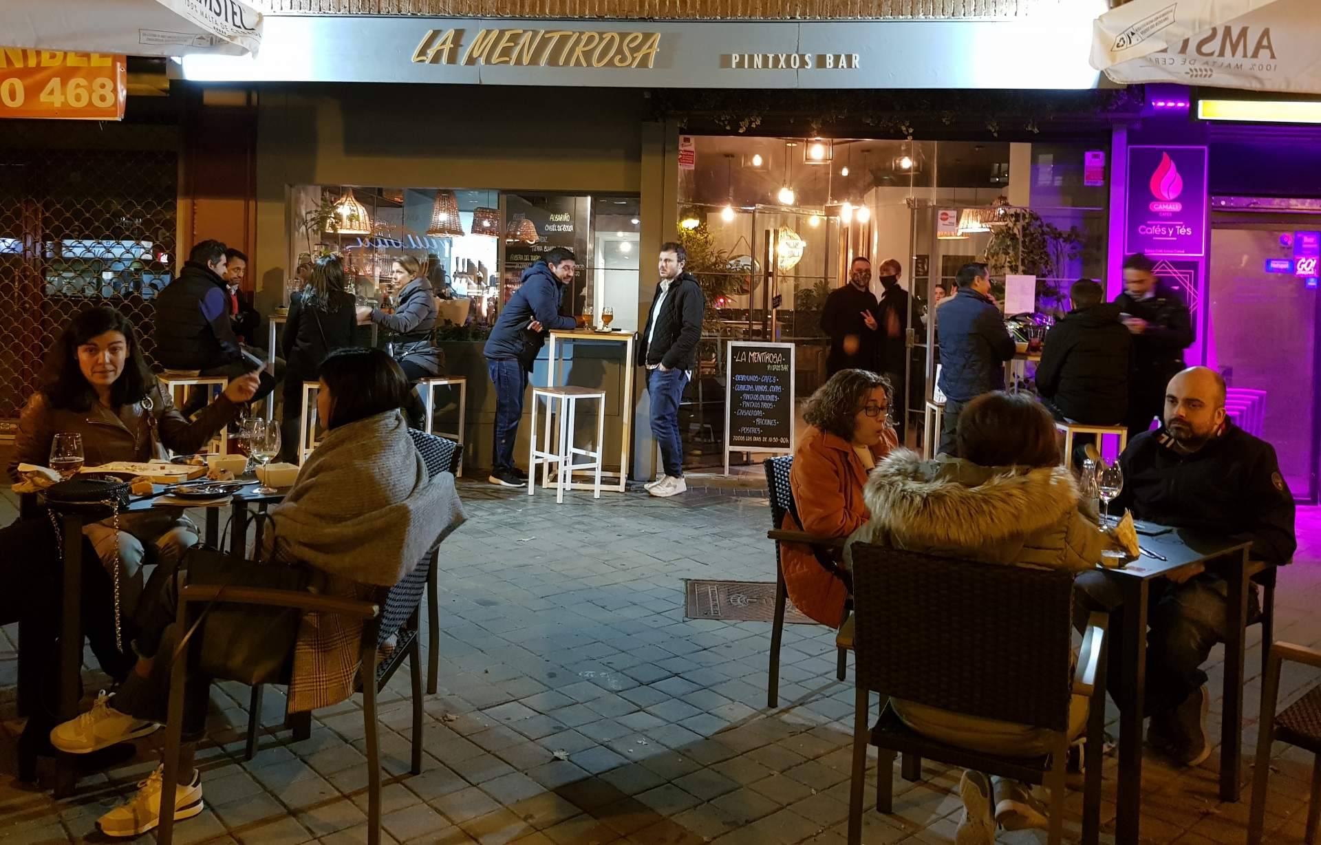 El bar con terraza en Madrid, La Mentirosa, cuenta con una gran variedad de cervezas y pinchos