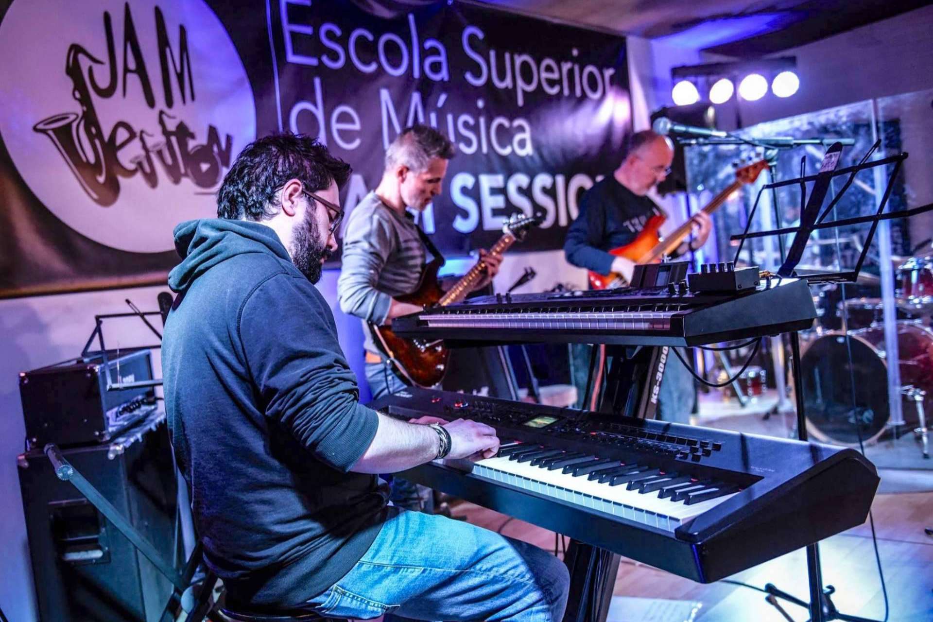 La Escuela Superior de Música Jam Session ofrece la especialidad de interpretación en el ámbito del rock, músicas urbanas y nuevas tendencias