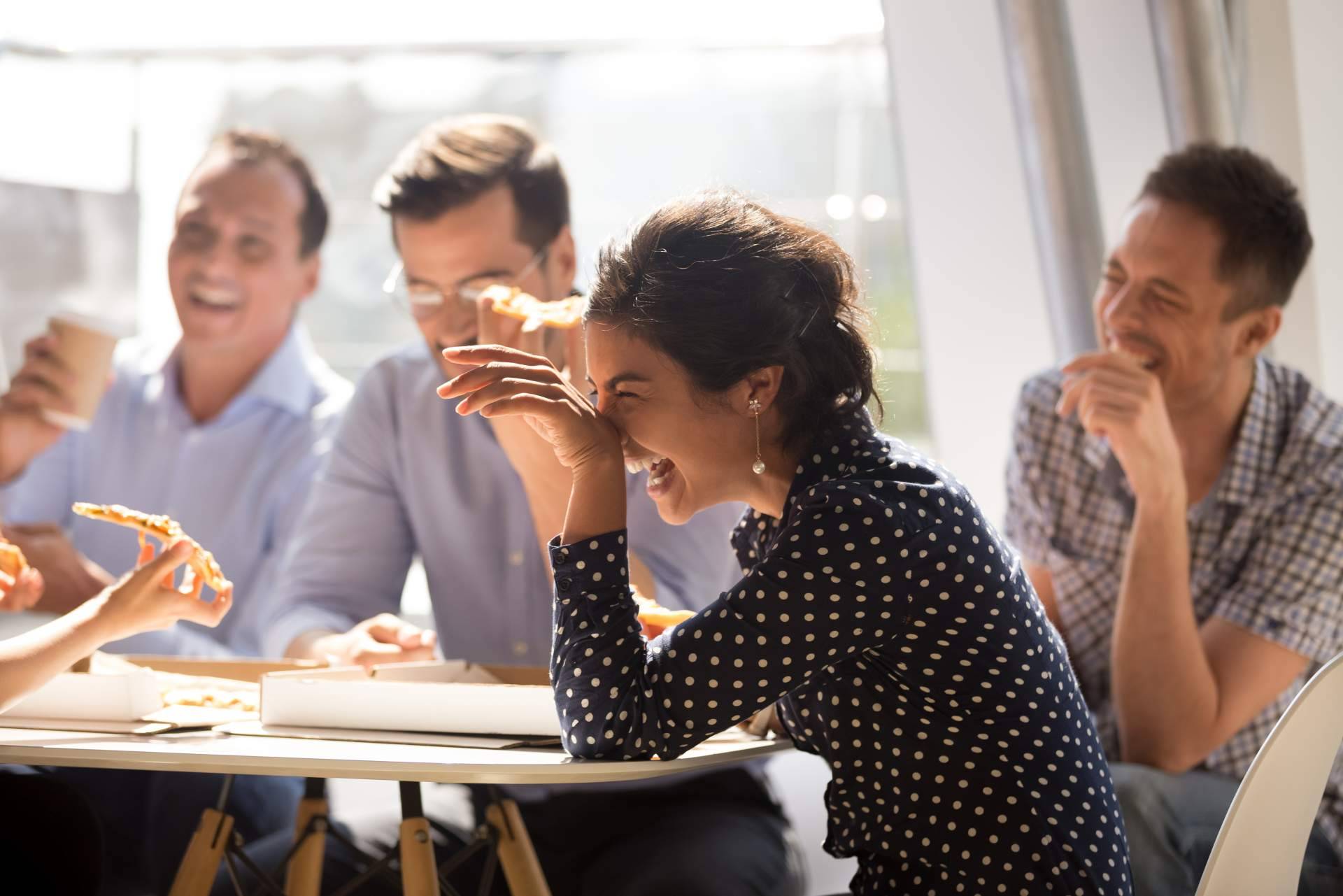 ¿Cuál es el modelo de coworking que propone Oficinas YA! para reducir los gastos de oficina?