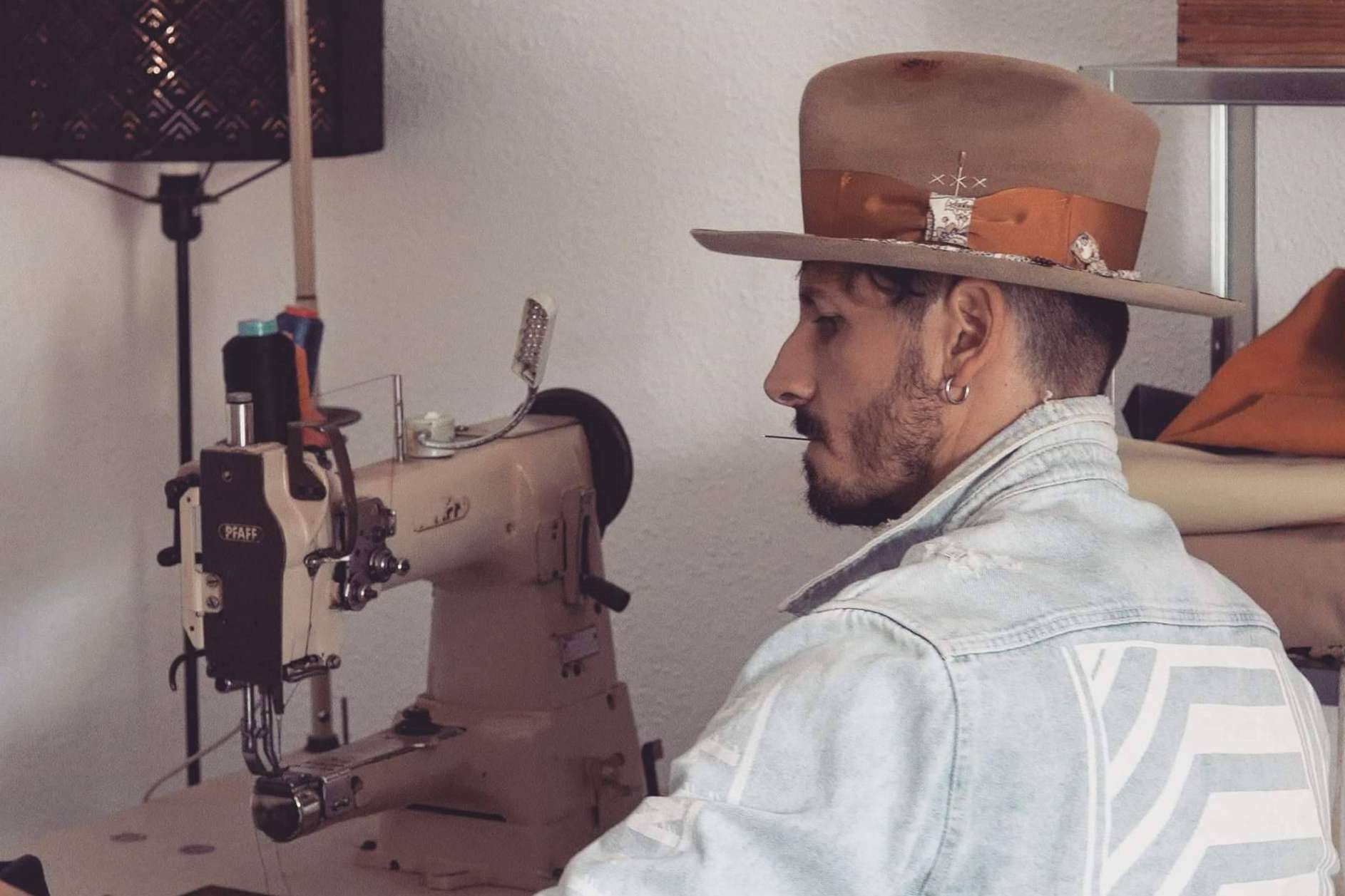 La inspiración del diseñador y creador de sombreros artesanales Alejandro Mateo