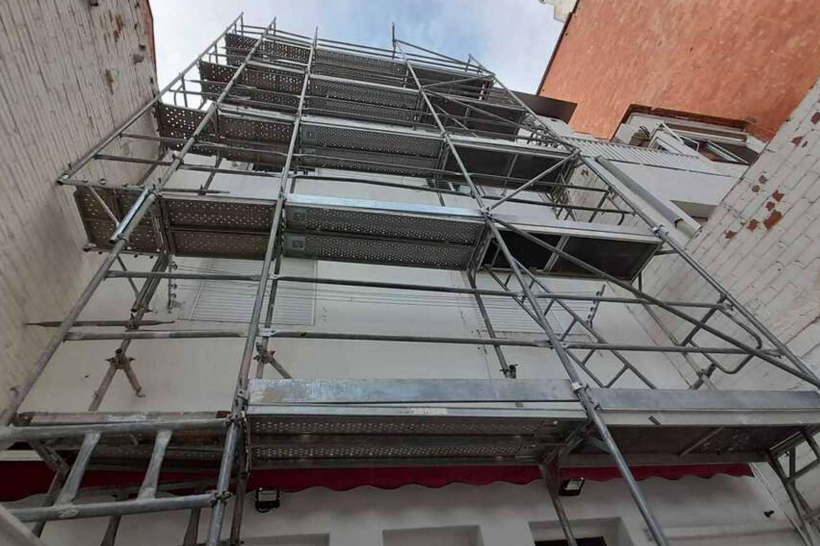 Andamios para obras en comunidades de vecinos, por TusAndamiosBarcelona