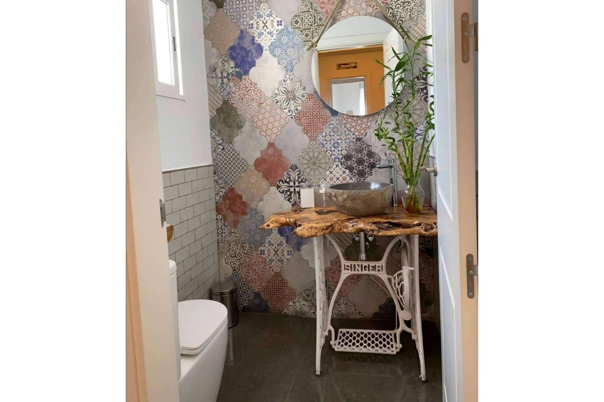 Encimeras de Olivo proporciona un toque natural y elegante al cuarto de baño