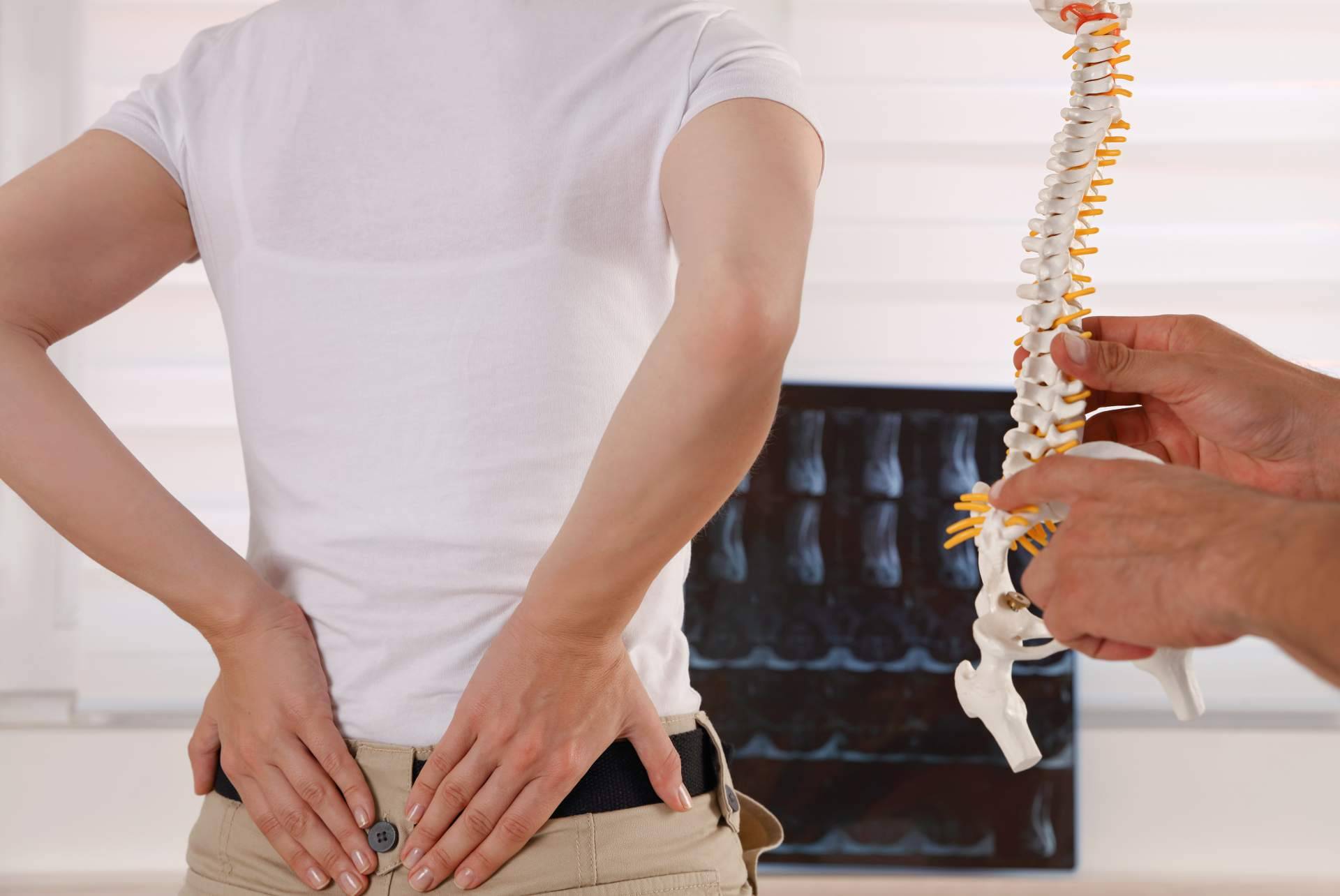 Aliviar dolor de hernia discal con fisioterapia, sin cirugía, es la especialización de la Clínica Viasalud