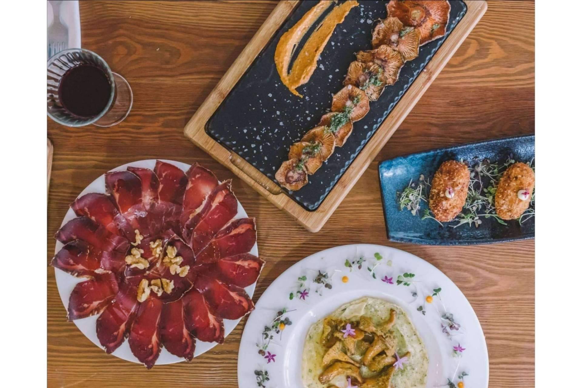 El restaurante Vic Brasería ya incluye los calçots en su menú de temporada